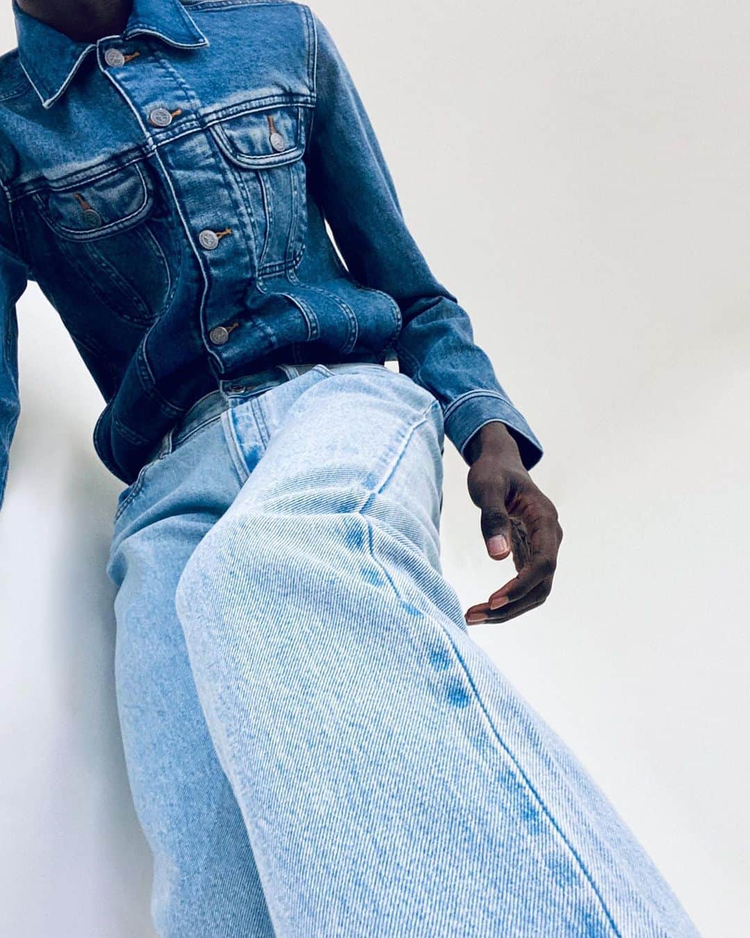 アーペーセーのインスタグラム：「A.P.C. DENIM ⠀ ⠀ @malickbodi is wearing the Veste jean US and the Martin jeans un pale blue. ⠀ ⠀ Creative direction and styling : Suzanne Koller⠀ ⠀ Available in stores and at apc.fr⠀ ⠀ #APC #APCDenim #APCFW20⠀」