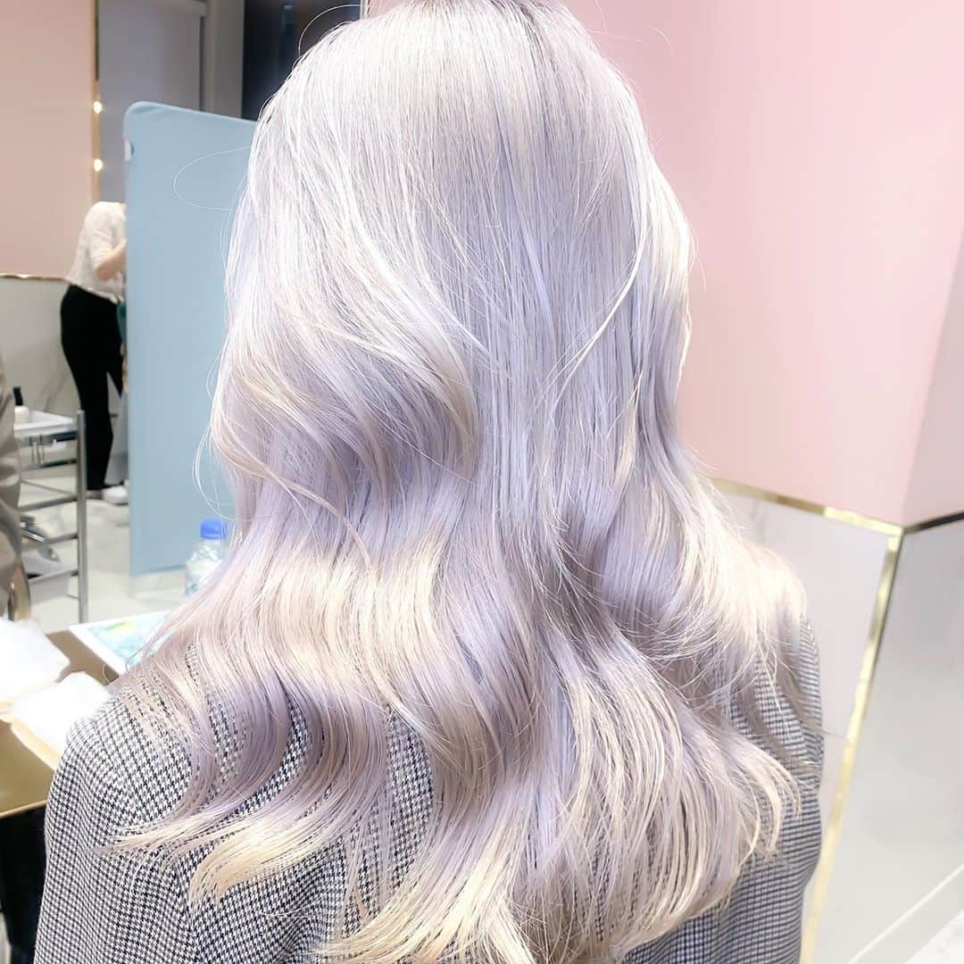 原涼香のインスタグラム：「𝐂𝐫𝐲𝐬𝐭𝐚𝐥 𝐰𝐡𝐢𝐭𝐞 a/wのfashionに映える上品ハイトーン🤍 4ケアブリーチ以上〜 ㅤㅤㅤㅤㅤㅤㅤㅤㅤㅤㅤㅤㅤ」