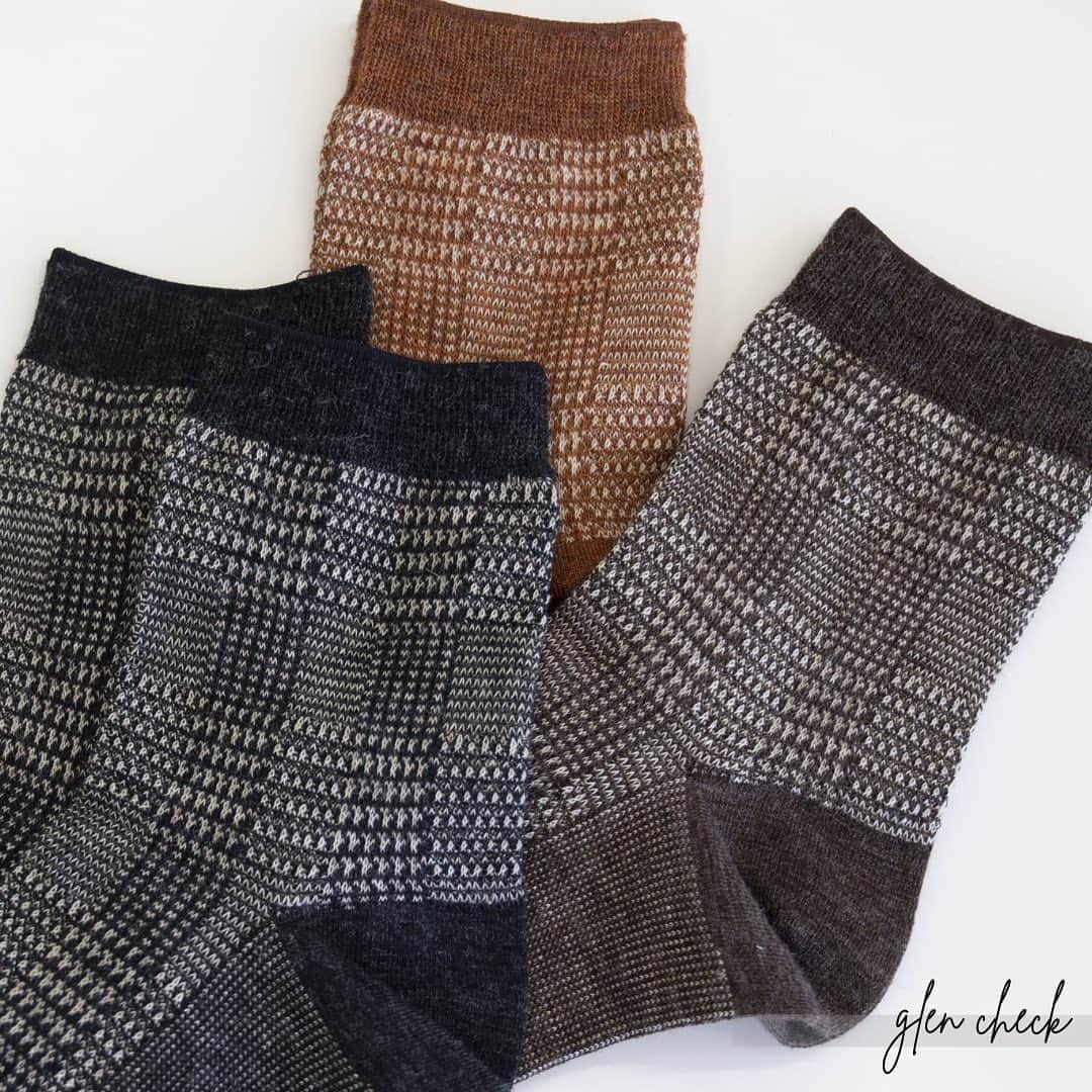 のインスタグラム：「. recommend！ Autumn pattern socks . 足元から季節を取り入れて、季節の移り変わりを楽しむ いつもの装いが見違える Tabioの柄ソックス . ▷毛混グレンチェックショートソックス No.021131915_¥1,100(税込) . . #tabio #tabio_official #tabiosocks #タビオ #20aw #2020aw #2020awcollection #021131915 #socks #sockstagram #sockstyle #socksoftheday #ソックス #ソックスコーデ #靴下 #靴下コーデ #くつした #ootd #fashion #instafashion #コーディネート #足元くら部 #足元コーデ #今日の足元 #legfashion #レッグファッション」