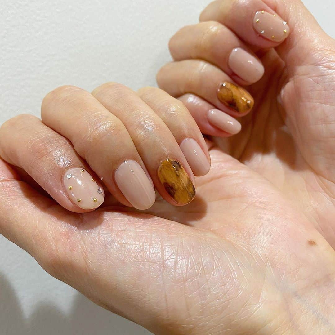 Kana Kobayashiさんのインスタグラム写真 - (Kana KobayashiInstagram)「#べっ甲ネイル  #ワンポイントネイル  #ネイル #nails #nailcare #aw #ナチュラルカラー」10月12日 21時46分 - anela_kana