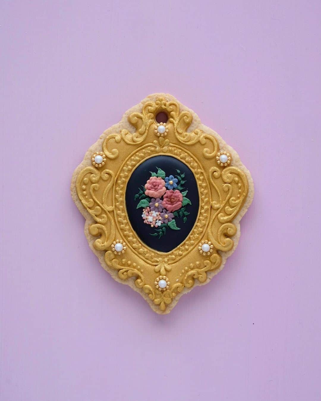 KUNIKAのインスタグラム：「Cameo brooch cookie🤫🤫🤫🌹💗﻿ ﻿ この前の撮影用に作ったクッキーのパーツ﻿ for @mikitiaizawa ﻿ ﻿ #artofkunika」