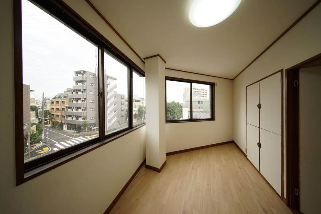 せたがやクラソンのインスタグラム：「『カンパチと暮らす302』﻿ ﻿ ・東急田園都市線用賀駅 徒歩9分 ・9.4万円・38.47㎡・2DK ___________________________________________________________________﻿  田園都市線 用賀駅から10分ほど歩いた環八沿い。 事務所利用可、小型犬や猫ならペット可なお部屋をご紹介します。  お部屋3階までは階段で上がります。 玄関を入ると懐かしいようなこの感じのダイニングキッチン。 年季は入ってるけど洗い物置いたり、切る作業するスペース確保されてていいな。  そこからキッチン横と奥に洋室が2部屋。 奥のお部屋は窓が環八に向かってガッツリあって景色はひらけてて明るいです。でも車の音はびゅんびゅんなので少々雑音あったほうが集中できる方には仕事場所としていいと思います。寝るのはキッチン横のお部屋をオススメしたいです。  ▼この物件の詳細、﻿ そのほかのお部屋はプロフィールのリンクから﻿ @setagayakurasson﻿ ___________________________________________________________________﻿ ﻿ 「オンラインでお部屋探し」スタートしました！ ご相談お待ちしております。 ﻿ ﻿https://setagayakurasson.com/online _____________________________________________________________________﻿ ﻿ #せたがやクラソン #せたがやンソン #賃貸 #お部屋探し #オンラインお部屋探し #引っ越し #内見 #部屋 #ワンルーム #ひとり暮らし #ふたり暮らし #好きな街 #暮らしを楽しむ #キッチン #家具 #世田谷 #賃貸インテリア #リノベーション  #コンシェルジュ #世田谷のお部屋探し  #田園都市線 #用賀 #環八  #暮らしを楽しむ #キッチン #ペットと暮らす #小型犬 #ニトリ #銭湯 #癒しの時間」