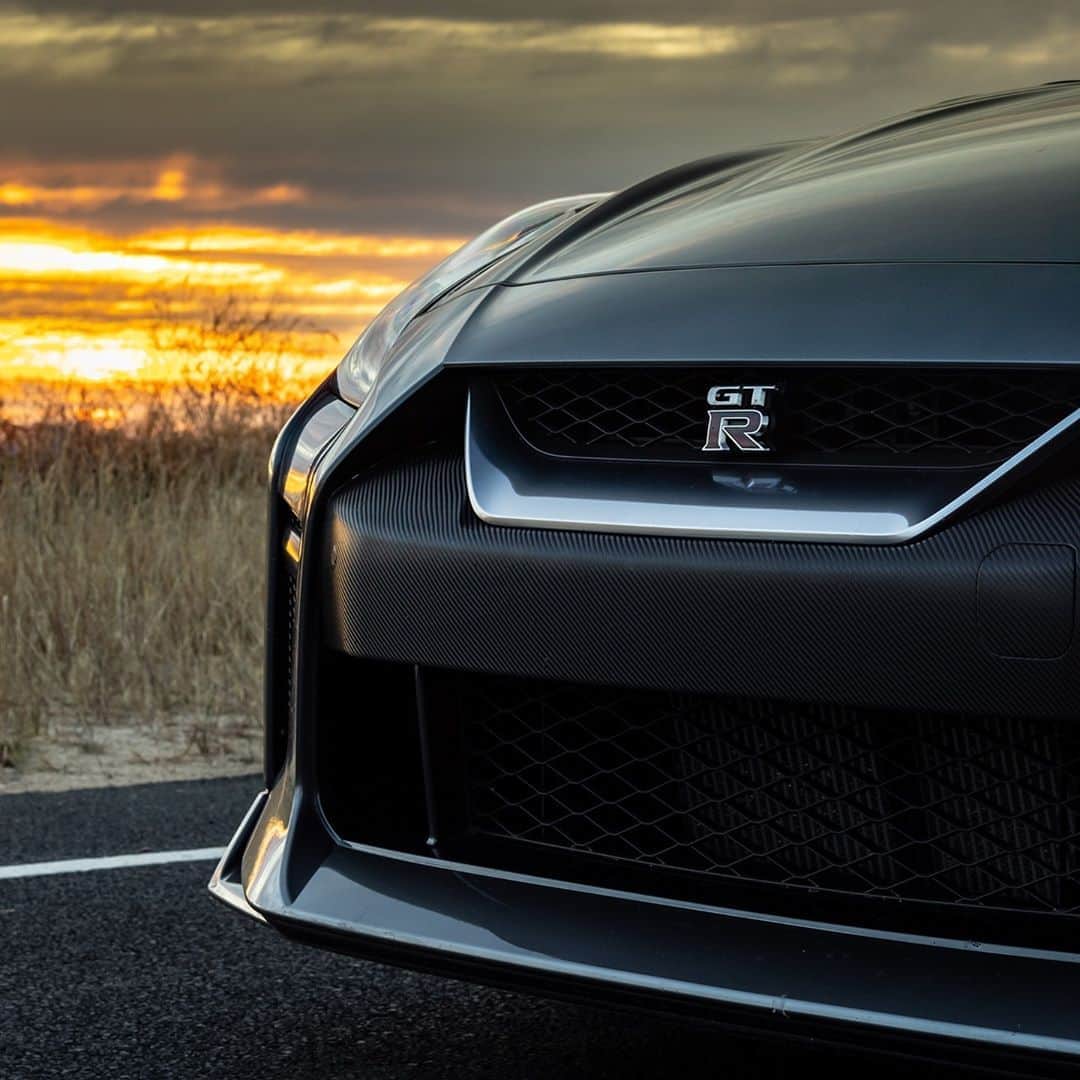 のインスタグラム：「Eternal style. #Nissan #NissanGTR #GTR #Godzilla 📷 @q6_zilla  🚗 @gtr_burntrubber」