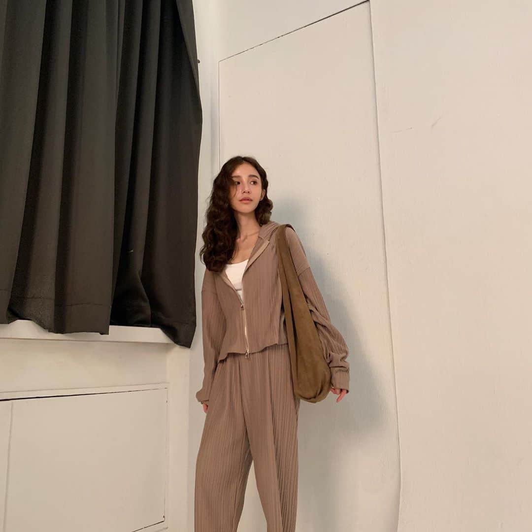 のインスタグラム：「最近愛上在蝦皮購物 尤其是在半夜 怎麼這麼好買 😂」