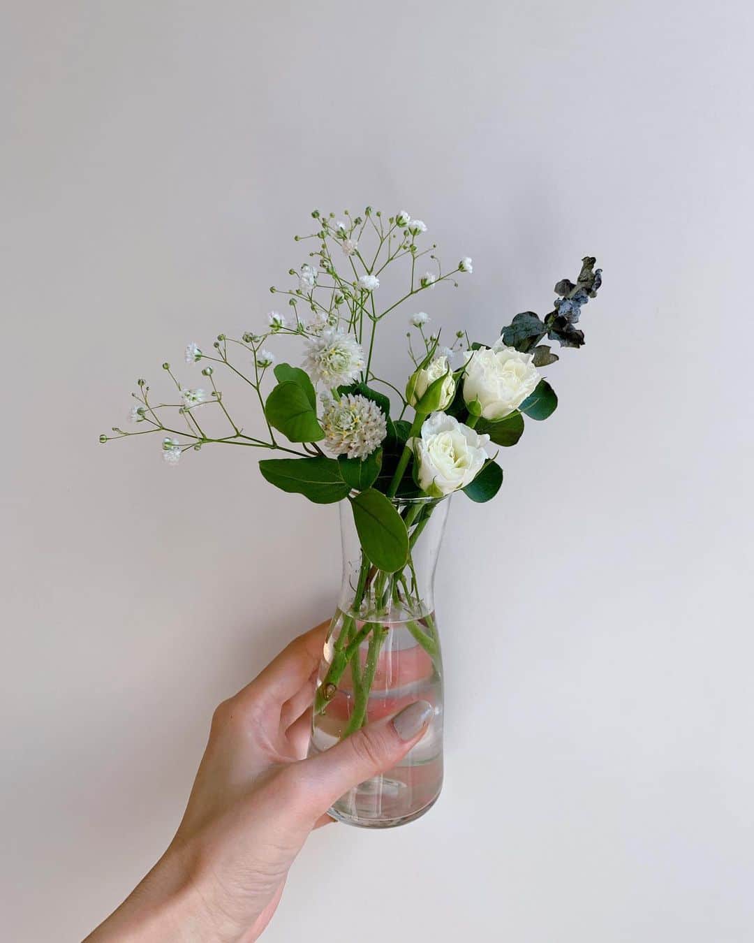 榊原伶奈のインスタグラム：「デスクの上にお花🌿 . クーポンコード：S5TB 通常1回のお試しが2回無料でお花が家に届くよ🕊💫 . #花のある暮らし #ブーケ　 #自粛生活 #在宅勤務 #テレワーク　#花 #flower #花の定期便　#flower_is #flowerのある暮らし」