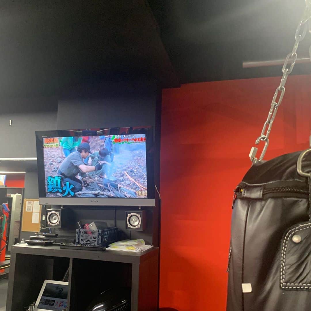 のインスタグラム：「ジムのテレビで今、藤岡弘、さんがサバイバル術やってて、見入ってしまって全然トレーニングに集中出来ない。。今日はあがって貴重なタンパク源(プロテイン)を摂ります。合掌。 #藤岡弘 #サバイバルナイフ」