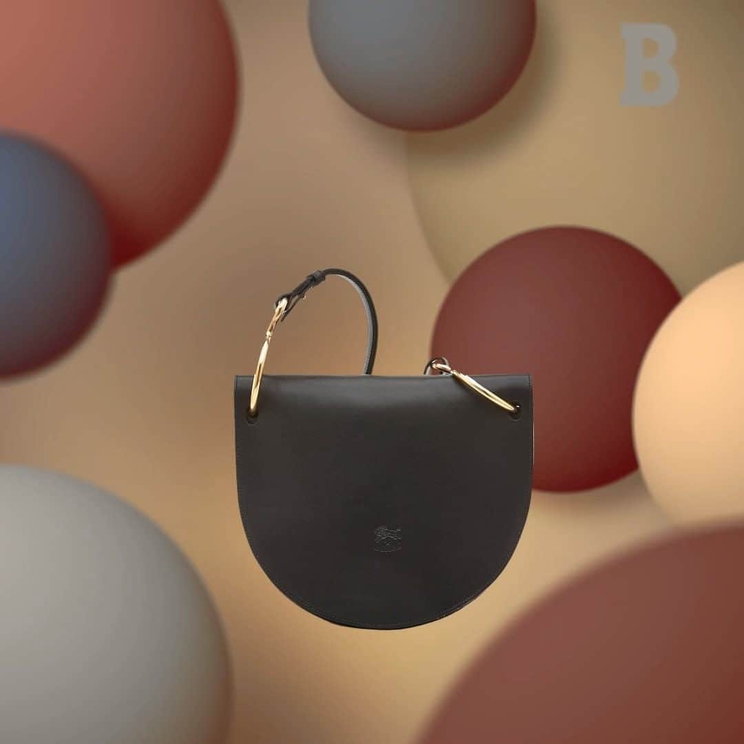 イルビゾンテのインスタグラム：「Ok, it's Monday.  But don't you want to wear something that makes you start off the week right?  Our Consuelo bag, with its clean shape and sophisticated touch, has the class of an everyday bag but with just the right allure to make you feel as if it were already Friday night! ☆ #ilbisonte #leathergoods #shoulderbag #womanbag」