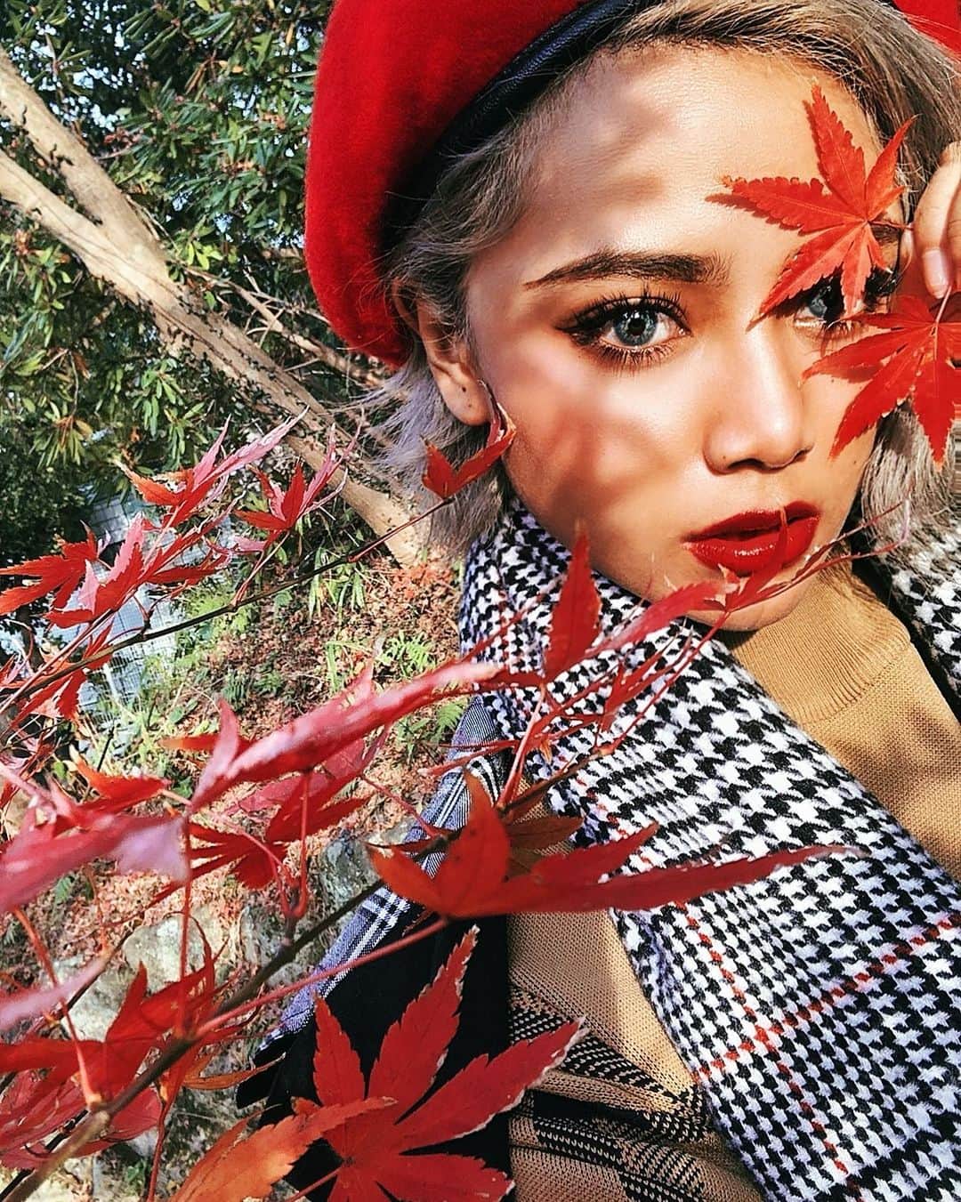 Candy のインスタグラム：「秋だから秋っぽいの載せてみる🍁　これ真冬だけど笑 紅葉🍁の赤と、リップの赤💄よく映える。　ごめんこれどこだか忘れたwww  わかる人いる？福岡の神社のどっか⛩　#autumn #秋　#福岡　#どこだっけ　#紅葉　#紅葉　#旅行　#秋メイク」