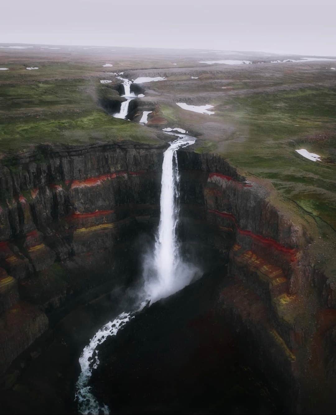 Earth Picsさんのインスタグラム写真 - (Earth PicsInstagram)「The beautiful Hengifoss waterfall in Iceland by @svarnar」10月12日 22時01分 - earthpix
