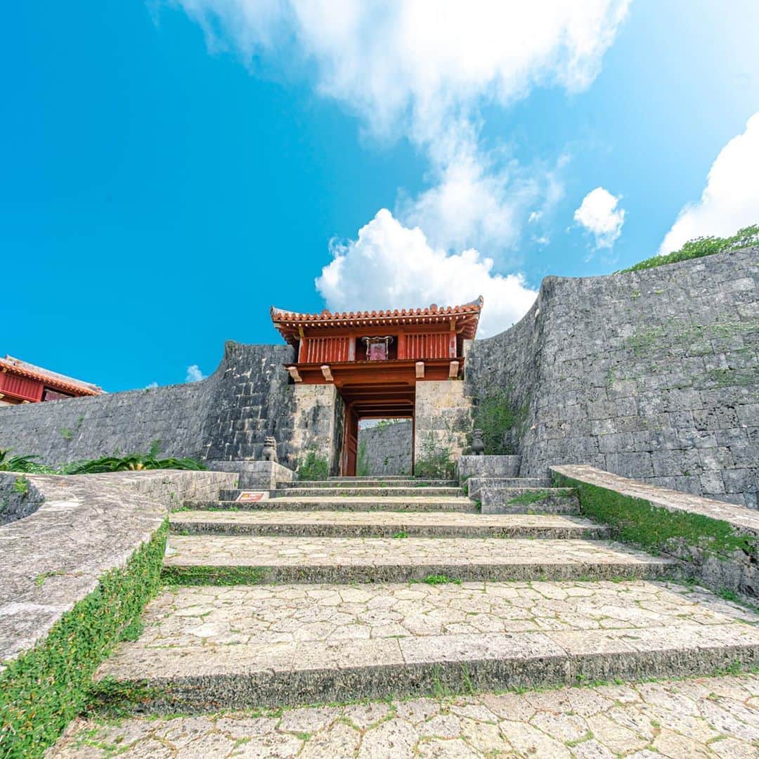 Hanako公式さんのインスタグラム写真 - (Hanako公式Instagram)「【#HanakoTravel】﻿ 📍今回は沖縄県の中南部エリアと世界遺産巡りへ。旅したのは @6151 さん。琉球の歴史と物語に想いを馳せる。県内9つの世界遺産巡りへ🌺﻿ ﻿ 〈首里城跡〉では復興中の様子も見学でき、ゆっくりと歴史に触れる体験も。歩き進む度に変わっていく景色を見ながら、流れる汗に当たる風が最高に気持ち良くて爽快でした。﻿ ﻿ #Hanako #Hanako_magazine #沖縄旅 #沖縄女子旅 #星のや沖縄 #沖縄スイーツ #カメラ旅 #女子旅 #タビジョ #沖縄 #沖縄観光 #沖縄グルメ #okinawa #旅の記録 #首里城 #首里城跡 #琉球王国 #国営沖縄記念公園 #首里城公園 #歴史ある風景を未来へ遺すためにできること #沖縄愛が炸裂する場所＃世界遺産﻿ ﻿ 📣# Hanakotravel ではインスタグラファーが国内外のいろいろな土地を旅して、誌面とInstagramの両方で素敵な写真をお届しています。」10月12日 22時01分 - hanako_magazine