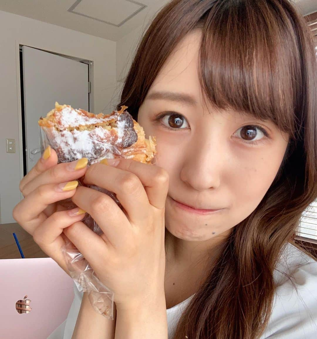 岡田美里さんのインスタグラム写真 - (岡田美里Instagram)「ここのパン、全部美味しいんだけど、特にデニッシュ系は種類も豊富で間違いないです🤤❤️ 今1番ハマってるパン屋さん🥐  これもまた自撮りでがんばた  #ミス東大　#パン屋さん巡り  #パン大好き #パンならずっと食べられる #幸せ　#思い出すだけでにやける」10月12日 22時06分 - okada__misato