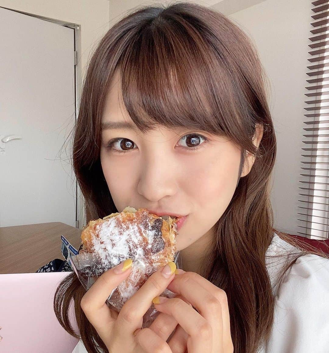 岡田美里さんのインスタグラム写真 - (岡田美里Instagram)「ここのパン、全部美味しいんだけど、特にデニッシュ系は種類も豊富で間違いないです🤤❤️ 今1番ハマってるパン屋さん🥐  これもまた自撮りでがんばた  #ミス東大　#パン屋さん巡り  #パン大好き #パンならずっと食べられる #幸せ　#思い出すだけでにやける」10月12日 22時06分 - okada__misato