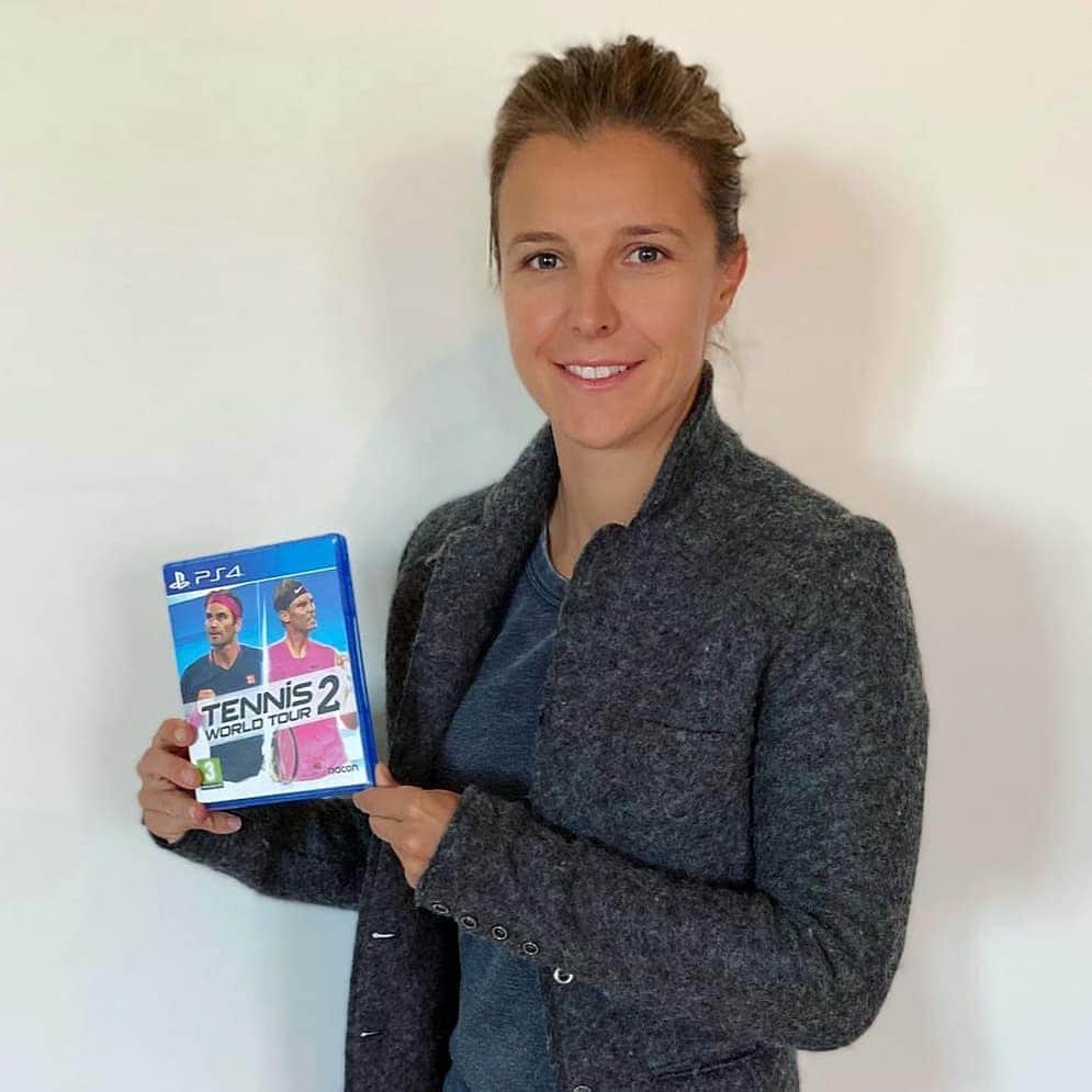 キルステン・フリプケンスのインスタグラム：「❗ Winactie❗ Tennis World Tour 2 is nu verkrijgbaar voor de PlayStation 4, Xbox One en pc.  Hiervan geef ik een PS4 exemplaar weg! 🎮  Hoe neem je deel?  1) 🐬 Volg mijn insta account 2) ❤ Like deze post 3) 👯‍♂️ Tag 2 vrienden en zeg waarom jij dit spel zou moeten winnen  De winnaar zal nu zondagavond om 21u bekend gemaakt worden! Veel succes!  #tennisworldtour2」