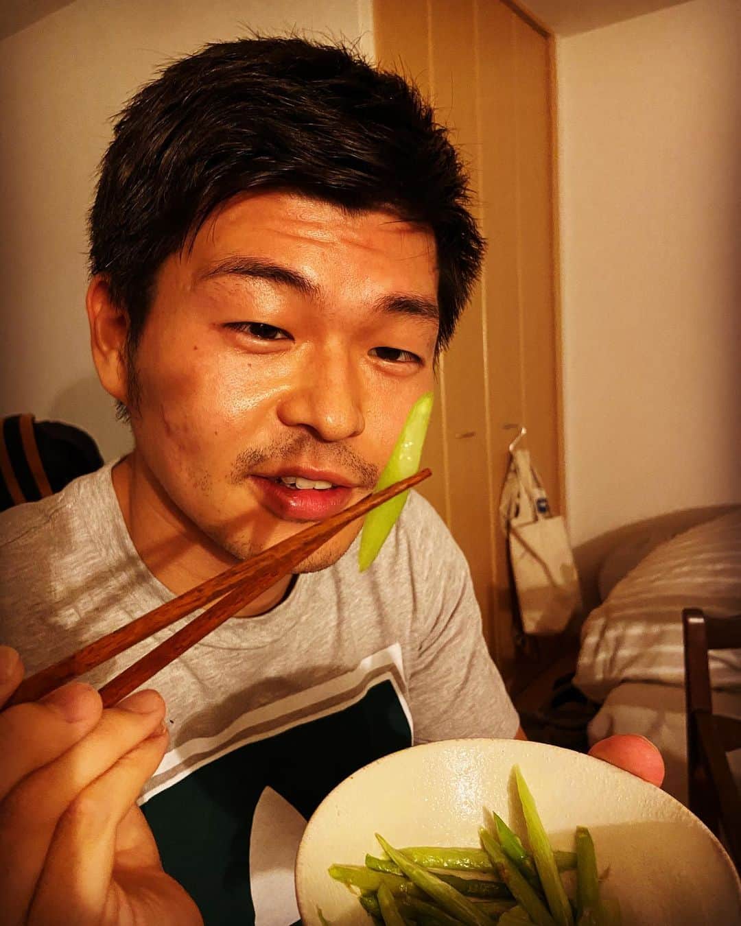 鈴木悠さんのインスタグラム写真 - (鈴木悠Instagram)「先日、友人宅でいただいた #アスパラガス の素揚げ...📸 大変美味でした！ #家でもこんなにおいしくできるのね #料理上手が揃っていたので感動 #ある週末の過ごし方」10月12日 22時17分 - yu_suzuki.tenki