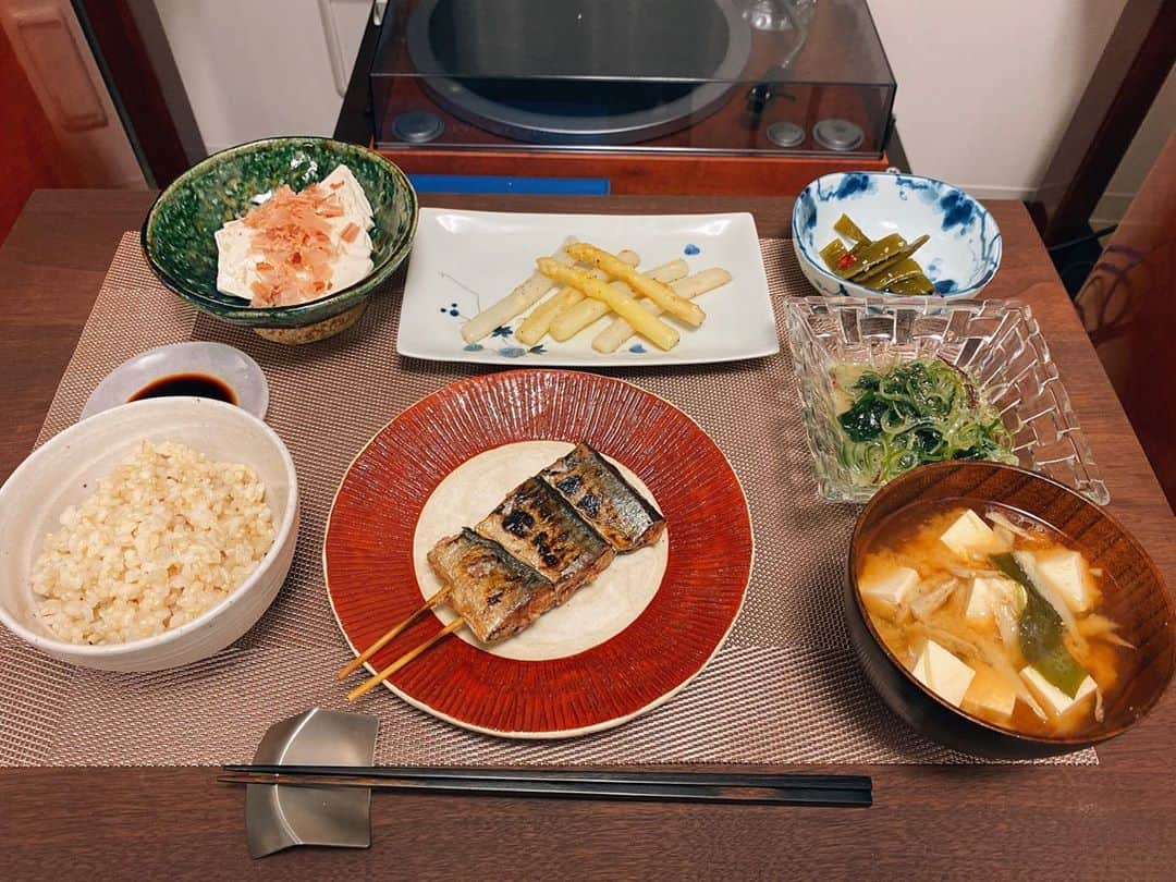 休日課長さんのインスタグラム写真 - (休日課長Instagram)「やっぱ和食最高。さんま、白アスパラソテー、岩豆腐の刺身、茎わかめ、海藻サラダ、ゴボウと海藻の味噌汁、玄米。  帰りふらっと寄った岩手のアンテナショップで手に入れたさんま焼いたやつ真空パックしたやつ美味しかった。  #自作炭」10月12日 22時11分 - kyujitsu_kacho