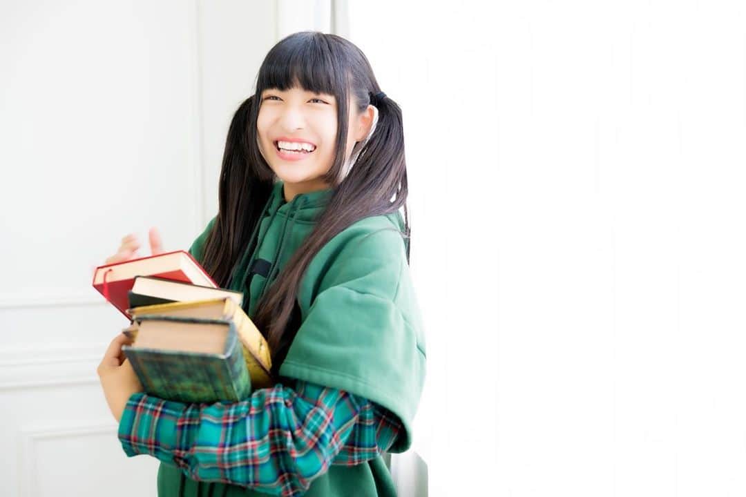 りりりさんのインスタグラム写真 - (りりりInstagram)「📚👧✏︎🏫 ・ ・ ・ 読書の秋ですなー📚  みんなの秋は何❔❔❔❔ ◯◯の秋( * ॑꒳ ॑* )  食欲の秋もええなー。 寒くなってくると美味しいもの多いしなーーー❤️❤️❤️  ▽撮影▽ @gakkosound さん  #りりり #読書の秋 #よりも #食欲の秋 #かもしれん #みんなの◯◯の秋はなに ？ #もうすぐハロウィンやん 🎃」10月12日 22時11分 - ririri1116