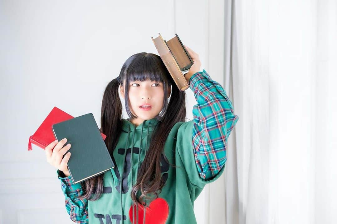 りりりさんのインスタグラム写真 - (りりりInstagram)「📚👧✏︎🏫 ・ ・ ・ 読書の秋ですなー📚  みんなの秋は何❔❔❔❔ ◯◯の秋( * ॑꒳ ॑* )  食欲の秋もええなー。 寒くなってくると美味しいもの多いしなーーー❤️❤️❤️  ▽撮影▽ @gakkosound さん  #りりり #読書の秋 #よりも #食欲の秋 #かもしれん #みんなの◯◯の秋はなに ？ #もうすぐハロウィンやん 🎃」10月12日 22時11分 - ririri1116