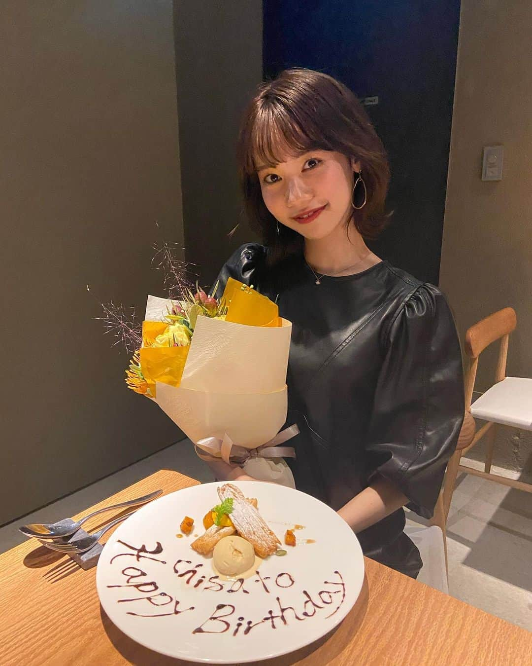 川原千里さんのインスタグラム写真 - (川原千里Instagram)「. 私事ですが、本日21歳を迎えました！！㊗️ 何かに挑戦しようと始めた ミスキャンの活動ですが、 私がこのような経験をさせて もらえていることにほんとに感謝でいっぱいです！ 周りの方々、家族に支えられてることに 日々実感してます😭😭  活動は残り1ヶ月少しですが 引き続きファイナルまで 応援よろしくお願いします！🙇🏻‍♀️  メッセージくださった方々 ありがとうございました🥰  #ミスキャン　#ミス同志社　#ミスキャンパス同志社　#ミスコン　#ミスコンファイナリスト　#ミスキャンパス同志社2020 #misscampus #miss #missdoshisha #mcd2020」10月12日 22時14分 - chisato__k4