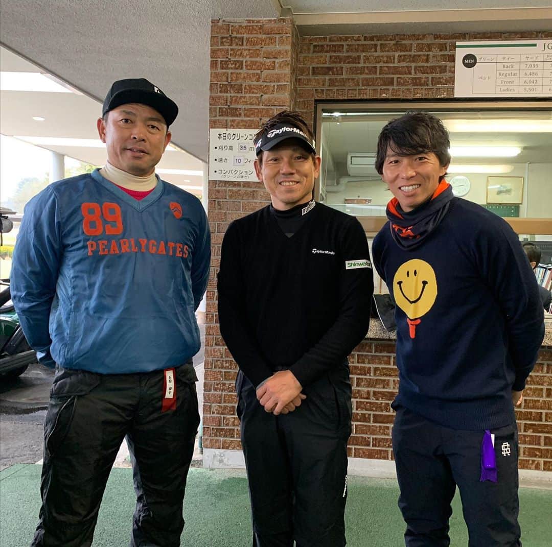 佐藤寿人さんのインスタグラム写真 - (佐藤寿人Instagram)「今日は広島東洋カープの石原選手の現役引退のニュースがありました😭 良い時も悪い時も長くカープを支えていた印象があります。  この写真は2年前のチャリティゴルフで田中秀道プロと石原さんと一緒にラウンド後に撮った一枚です。  ゴルフのスイングも力強く、ラウンド以外でもとても優しく色々な事を話してくれました😊 またお会い出来る事を楽しみにしています⤴️ 石原さん、現役生活お疲れさまでした。  #広島東洋カープ #石原慶幸 #ズムスタで #スクワット応援 #盛り上がる瞬間 #田中秀道プロ #チャリティゴルフ #名捕手 #選手会長」10月12日 22時15分 - hisato_sato11official