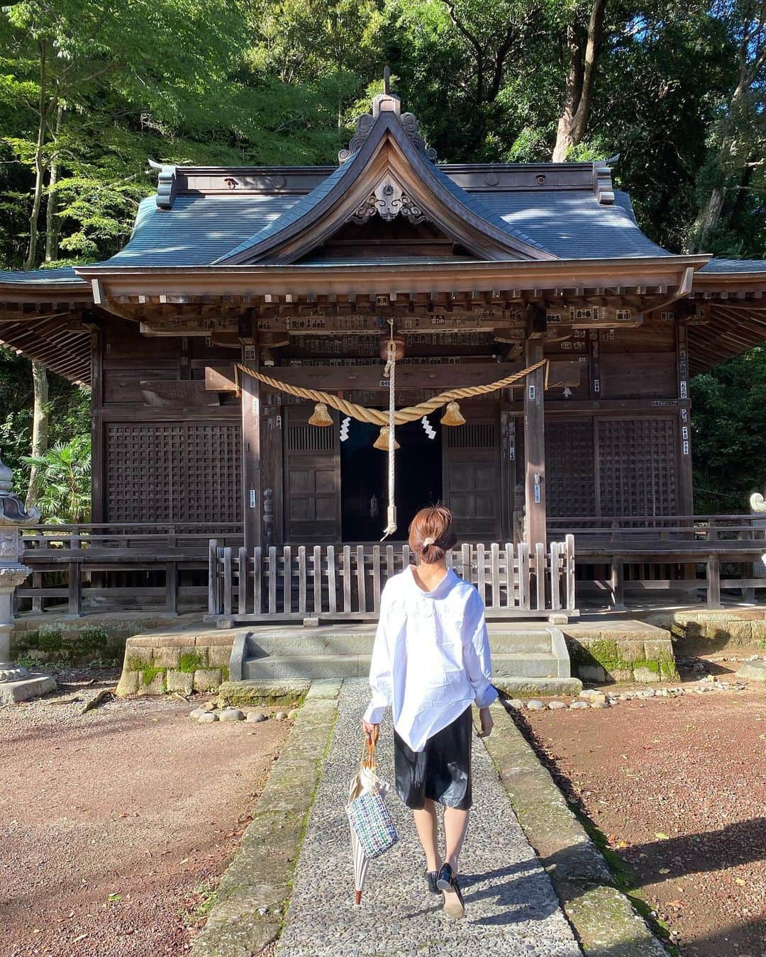 のインスタグラム：「-﻿ ひっそり佇む"日枝神社"⛩﻿ ﻿ 昔話に出てきそうな古い神社。﻿ 朱印もいただいてきました✨﻿ ﻿ 温泉に入りに来たのに、何だかパワーまでいただいてしまいました😊﻿ ﻿ #修善寺#日枝神社#伊豆」