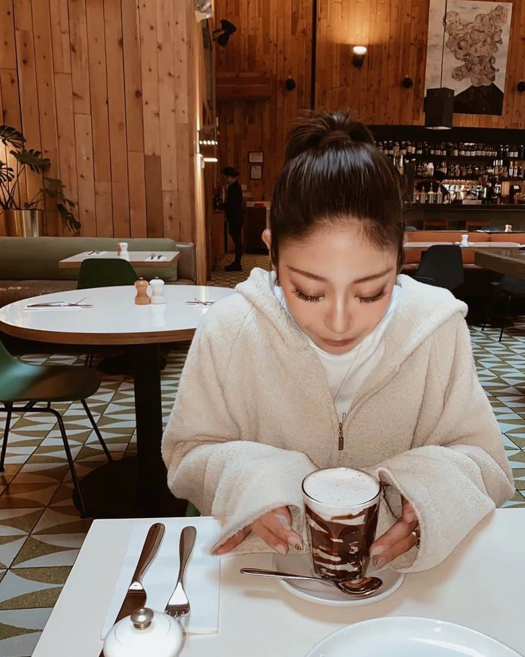 佐藤あずみのインスタグラム：「そう言えばHAWAIIの📷データ全部消えたの思い出した！ そん時少し落ち込んだんだった！笑 でも奇跡的にiPhoneでの方が写真たくさん撮ってて素晴らしきiPhoneって思ったんだ💕  そんなことを思い出していたら、今週末、本当は結婚式だったんだなぁって少しだけシュンとしてしまった！少しだけね🤏🏽 HAWAII Photoの写真も早くみんなに見せたいなーって。  このご時世だから、結婚式を挙げる方がたくさん延期になってしまって、私もその一人で、ひっそりと落ち込んだりもしていた🥺 でも色々準備する時間、期間が増えたんだ！と思ってポジティブになったの👌🏽来てくれるたくさんの方々に素敵な式、披露宴を見せれますようにと、、、その為の時間なんだと思って、、、！ よっしっ！がんばるぞおおぉお！おー💪🏾💕  山あり谷あり、七転び八起きの巻💪🏾💕  ひっさしぶりに長文書いたな！！！  #プレ花嫁」