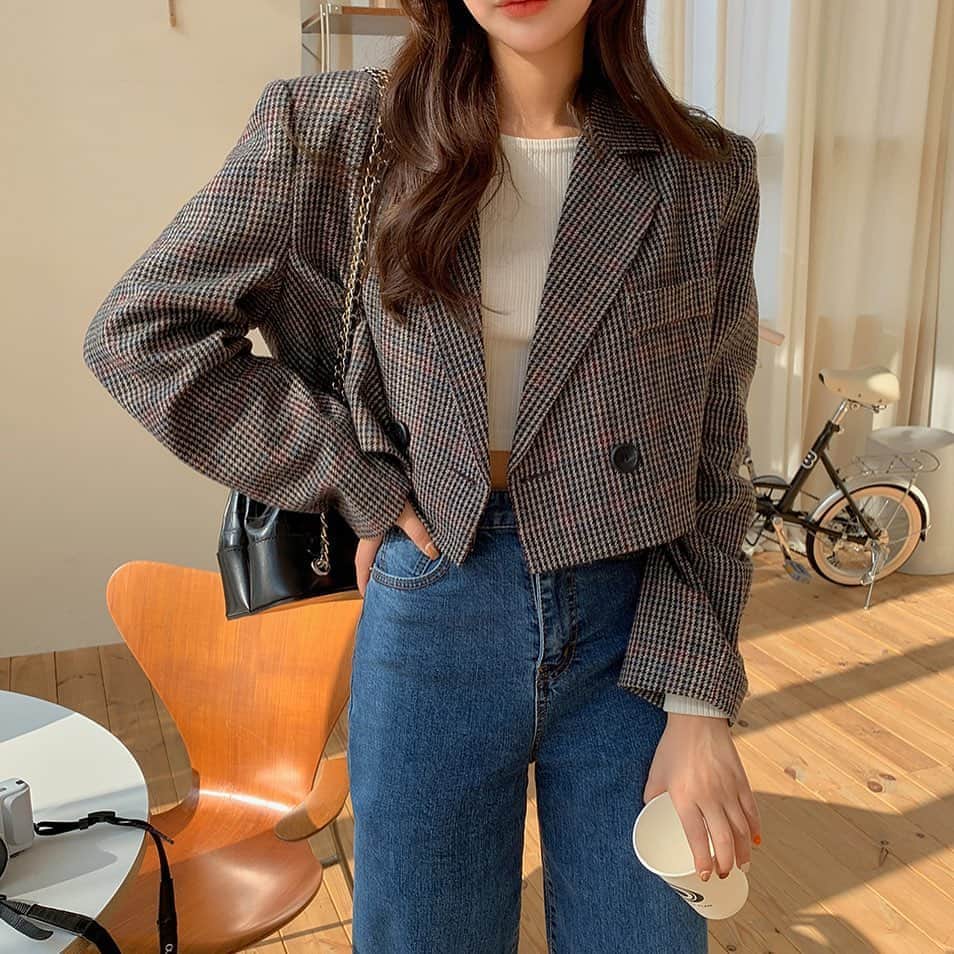 Chuuのインスタグラム：「재킷의 계절🍂  내일부터 더 쌀쌀해진다고 하니 재킷 필수에요!   #chuu#크롭재킷#체크재킷#가을아우터」