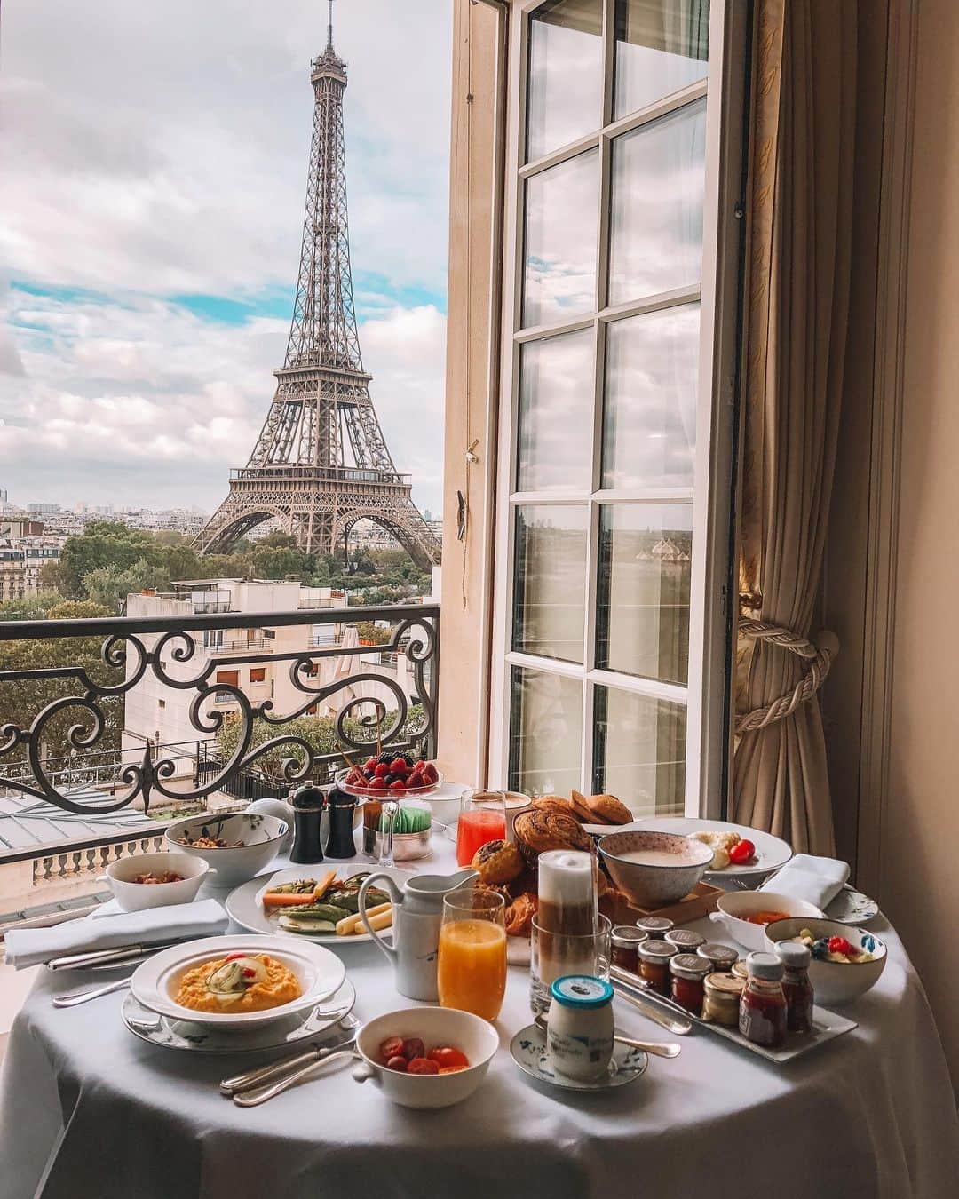 バーボラ・コディトヴァのインスタグラム：「Missing the days at @shangrilaparis 🥂 It’s been our tradition to visit them every fall - still hope to pay a visit in December ✨」