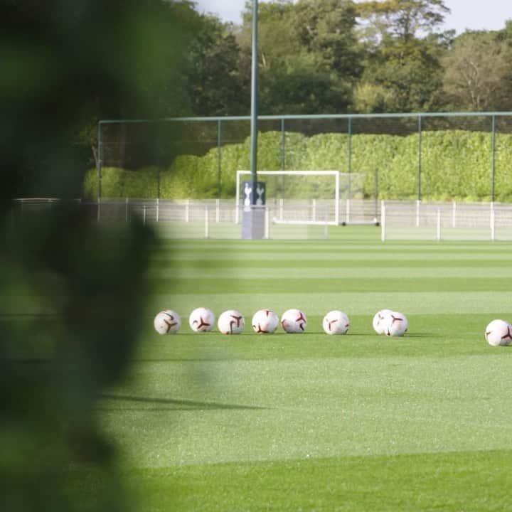 ジョー・ハートのインスタグラム：「Keep pushing 🧤 🤝#COYS」