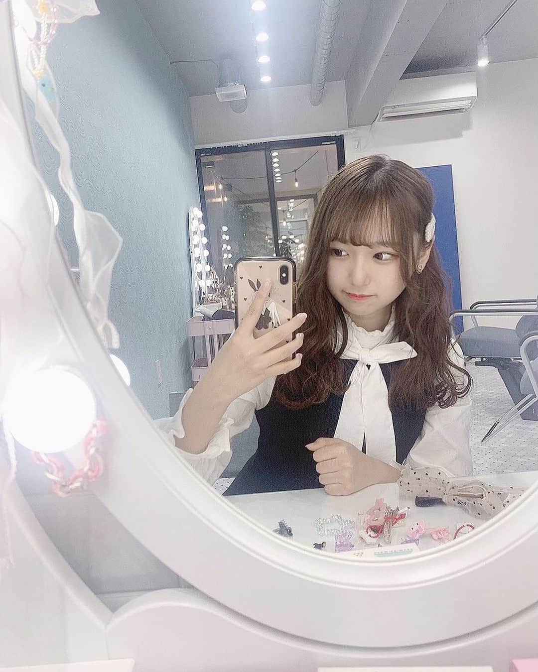 町田穂花のインスタグラム：「. . この間、tofuさん（ @tofu.omotesando ）に 行ってきました( › ·̮ ‹ )♡ . ひろきさん（ @h__chin ）にかわいいアレンジを して頂きました🐰 . 久しぶりにげんげんさんにも会えてお話できて嬉しかったな👶🏻 .  #量産型コーデ #量産型女子 #巻き髪 #鏡越し #tofu #原宿美容室  #自撮り女子」