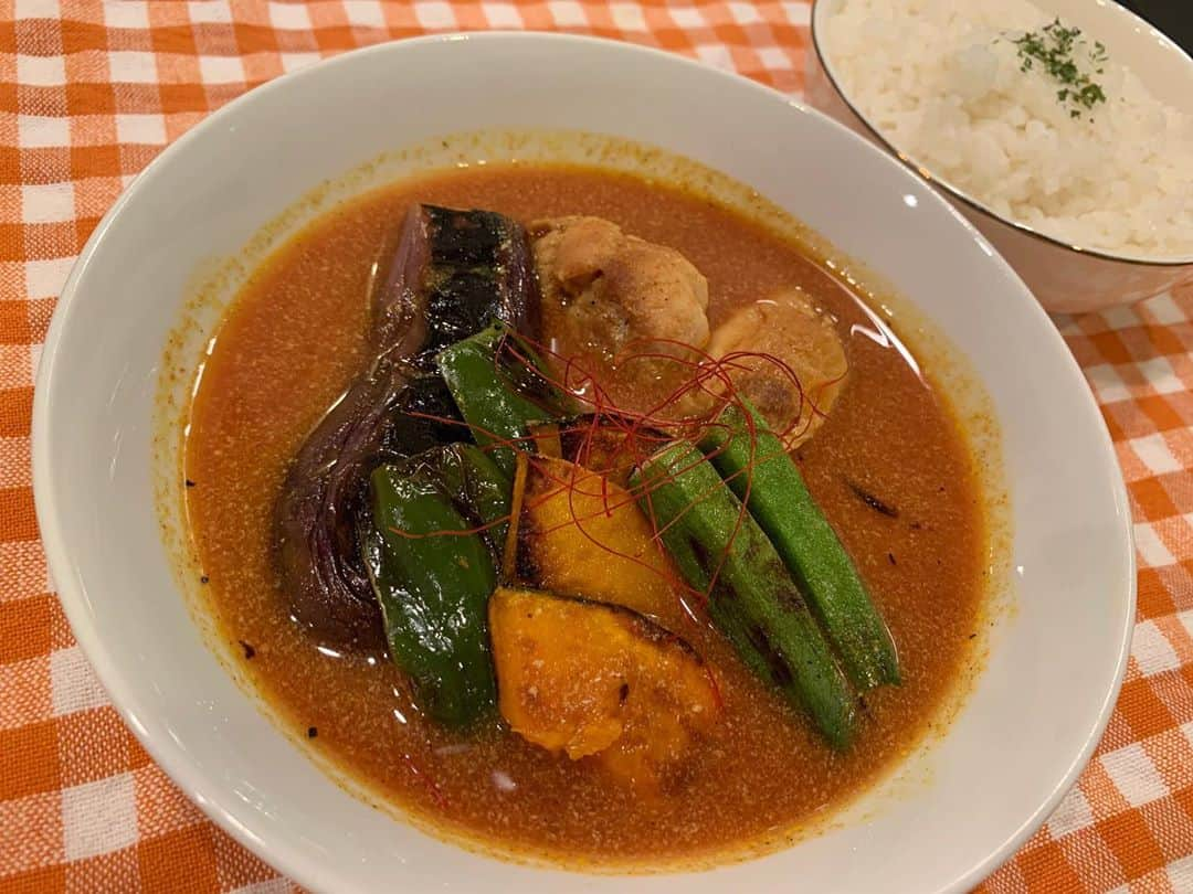 嶋梨夏さんのインスタグラム写真 - (嶋梨夏Instagram)「スープカレーが食べたくなって、なんとなくの感覚でトマトピューレとカレー粉と豆乳で良い感じに作れちゃった時のものです😳💓お野菜も自分の好きなものだけを軽く焼いて、最高に自分好みでした🥺💕💕もう一回同じもの作るってなったら出来なさそうだけどまた美味しいスープカレーを作れるように練習しようと思います🍛✨✨✨ . . . . . #おうち時間 #stayhome #おうちごはん #自炊 #ごはん記録 #instafood #スープカレー #カレー #手作りカレー #アラサー女子 #丸顔 #ボブ #ぷに子 #ぽっちゃり #photooftheday #JAPAN #japanesegirl #avex #avexmanagement #instagood #followme #シマリカご飯 #しまりか手乗りごはん #ricashima #嶋梨夏」10月12日 22時27分 - shimarica_jp