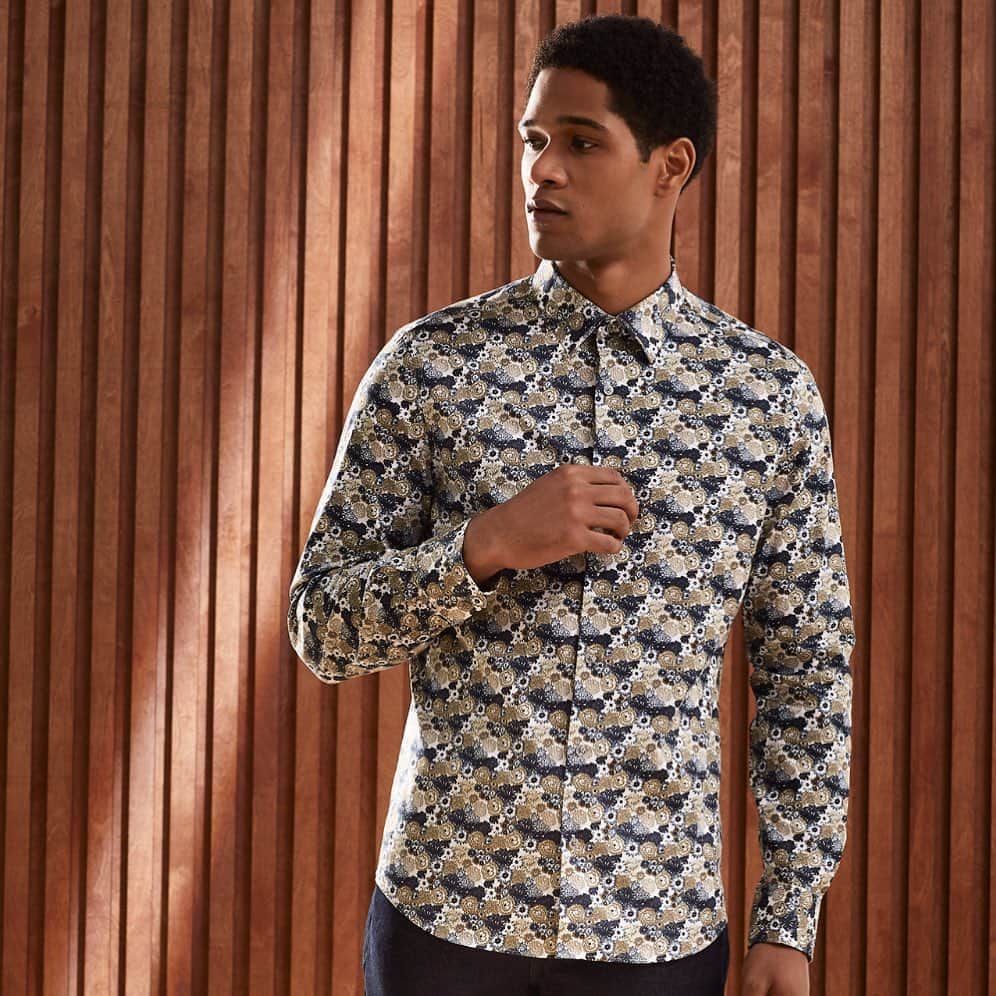 ペリーエリスのインスタグラム：「Untucked, no fuss. Make your mark in bold prints. #lifereadysince1976」