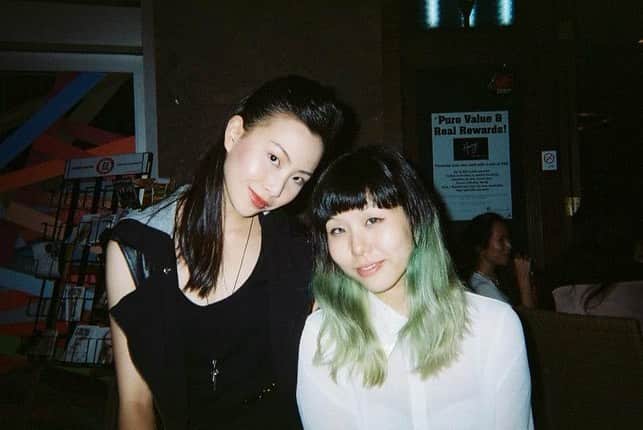 ソニアのインスタグラム：「Shot on film circa 2012/2011 when brows were thinner, I only wore black, and most of my friends were still in SG 🥵  So proud of where everyone is in life now @lenneigh @natashasahetapy @diyanahm @zippyapplelips  @wxrpedbeauty @thebroadwalk @thesnarkknight @macho__9000 missing you guys every day 💚」