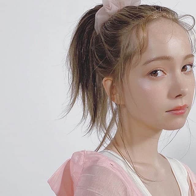 柴田あやなのインスタグラム：「今日はpink💕💕💕💕💕💕💕  イメージモデルをさせて頂いている　@axes_femme_poetique_official さんの冬服のカタログが公開されました❤︎ 春からモデルさせて頂いてもう冬服だなんて１年早すぎてあっという間、、！poetiqueさんいつもありがとうございます🥰」
