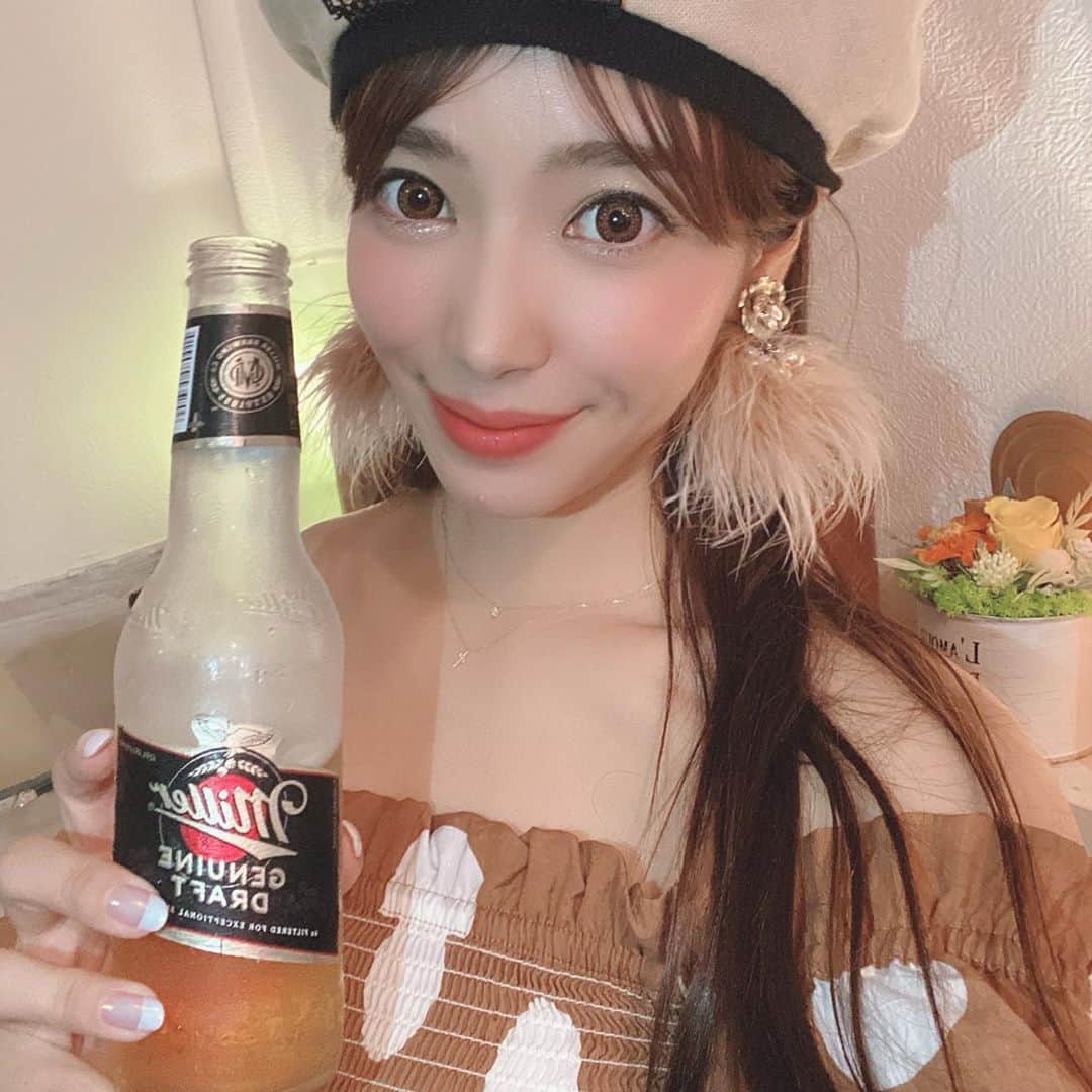 のインスタグラム：「名古屋・女子大にあるバー 《 @xaricade 》🍸🍺 ・ 世界一周されたかわいらしい女性オーナーのバー✨ 世界中のビールやカクテルが飲めちゃう🍸 オーナーのぴかさん《 @lucy_masamura 》や常連さんも楽しい方が多くてみんなでワイワイできるアットホームなお店でした✨🍸💜 ・ ぴかさん話しやすくて 女の子ひとりでも立ち寄りやすいので またお邪魔しちゃお🥰 ・ ・ ・ ・ #xaricade #名古屋バー #栄バー #BARで世界一周 #シャリケード #世界一周 #名古屋 #pr #トリドリベース #名古屋カフェ  #名古屋観光  #名古屋旅行  #名古屋グルメ  #名古屋 #名古屋市  #女子大小路 #女子大小路バー  #栄カフェ  #栄グルメ  #栄 #夜遊び #ビール #beer #miller #maccabee #nagoya #sakae #ポートレートモデル」