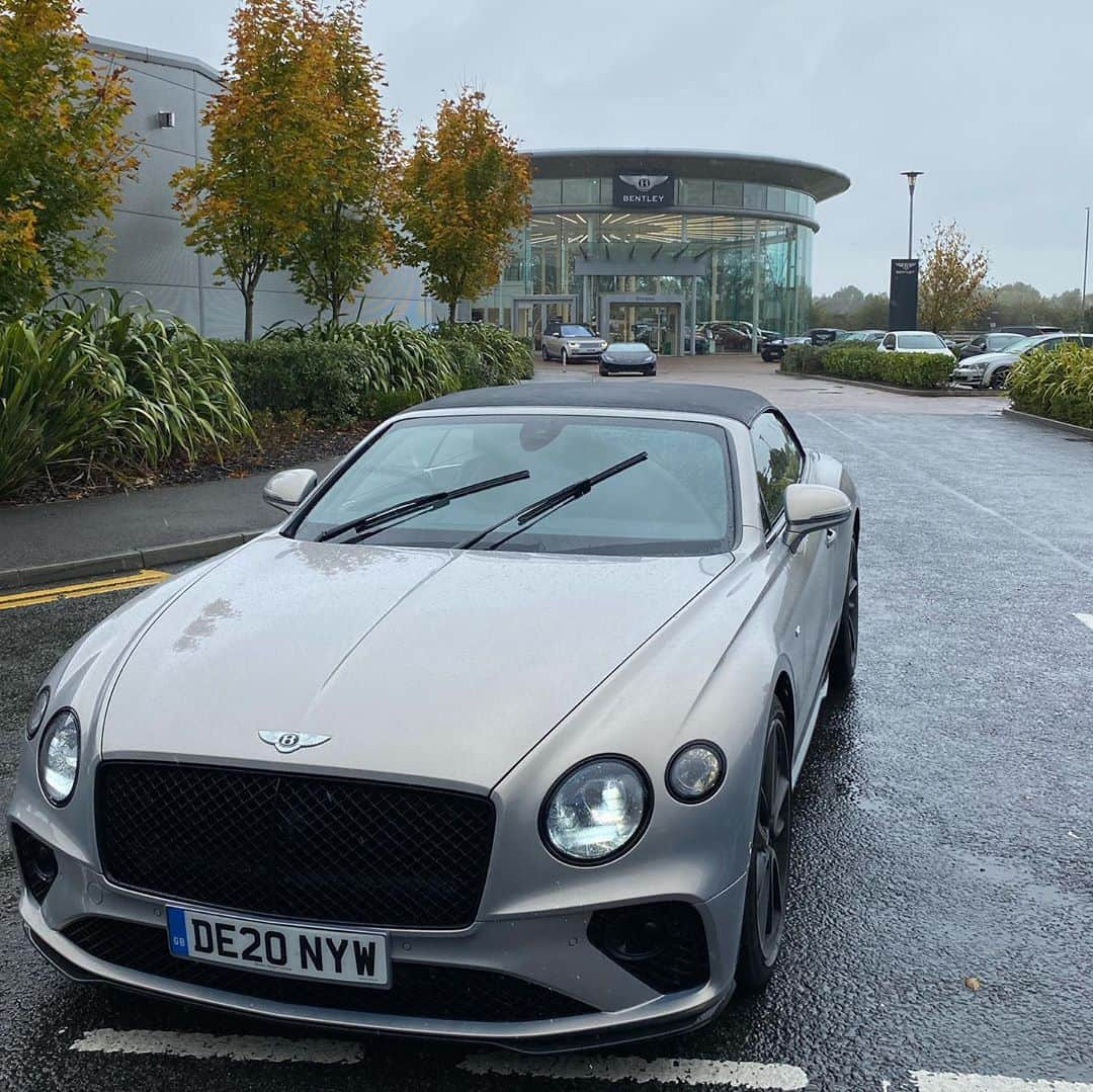 リアム・ムーアさんのインスタグラム写真 - (リアム・ムーアInstagram)「Thank you @bentley_leicester for this weekend! Sad to be handing this beast back today! #whatacar」10月12日 22時43分 - liammoore93