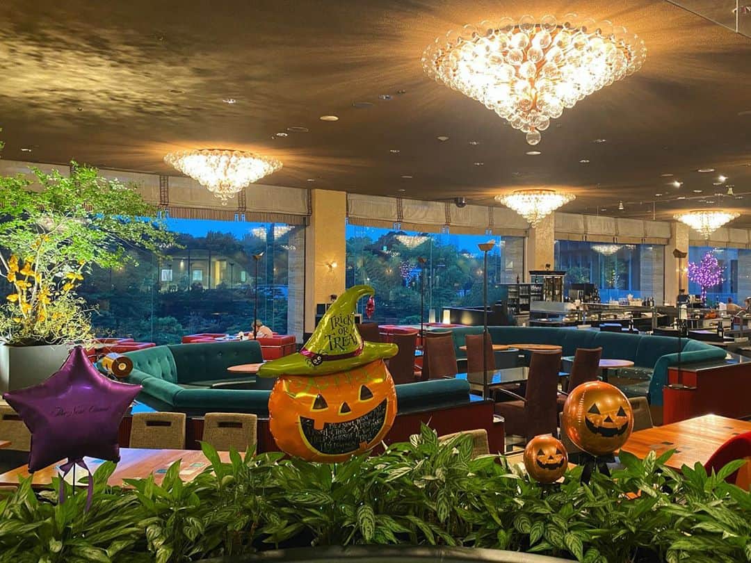 ホテル ニューオータニさんのインスタグラム写真 - (ホテル ニューオータニInstagram)「#ガーデンラウンジ も期間限定でハロウィーン仕様に...🎃   大人気の『サンドウィッチ＆スイーツプレゼンテーション』のほか、10月31日には『ナイトスイーツビュッフェ』を開催いたします🥂ご予約は、 @hotelnewotanitokyo 公式ウェブサイトよりレストラン「ガーデンラウンジ」のページへ。  Halloween decor is up!👻 #gardenlounge」10月12日 22時38分 - hotelnewotanitokyo