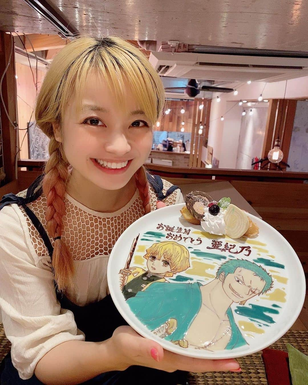 藤原亜紀乃さんのインスタグラム写真 - (藤原亜紀乃Instagram)「お誕生日のお祝いしてもらってきましたぁ❤❤  れれが、誕生日プレート書いてくれたよっ！  すんごく素敵な写真プレートっ！ ゾロはかっこよすぎるしっ 善逸はかわきすぎる  あっきぃはもうデレデレですぅ  れれと、みくの2人からお誕生日プレゼントも貰いました❤  2人とも大好きだわー❤ これからも、ずっと仲良しなわけですな٩(ˊᗜˋ*)و  #誕生日プレート #ゾロ #善逸 #お誕生日」10月12日 22時39分 - akitknn1023