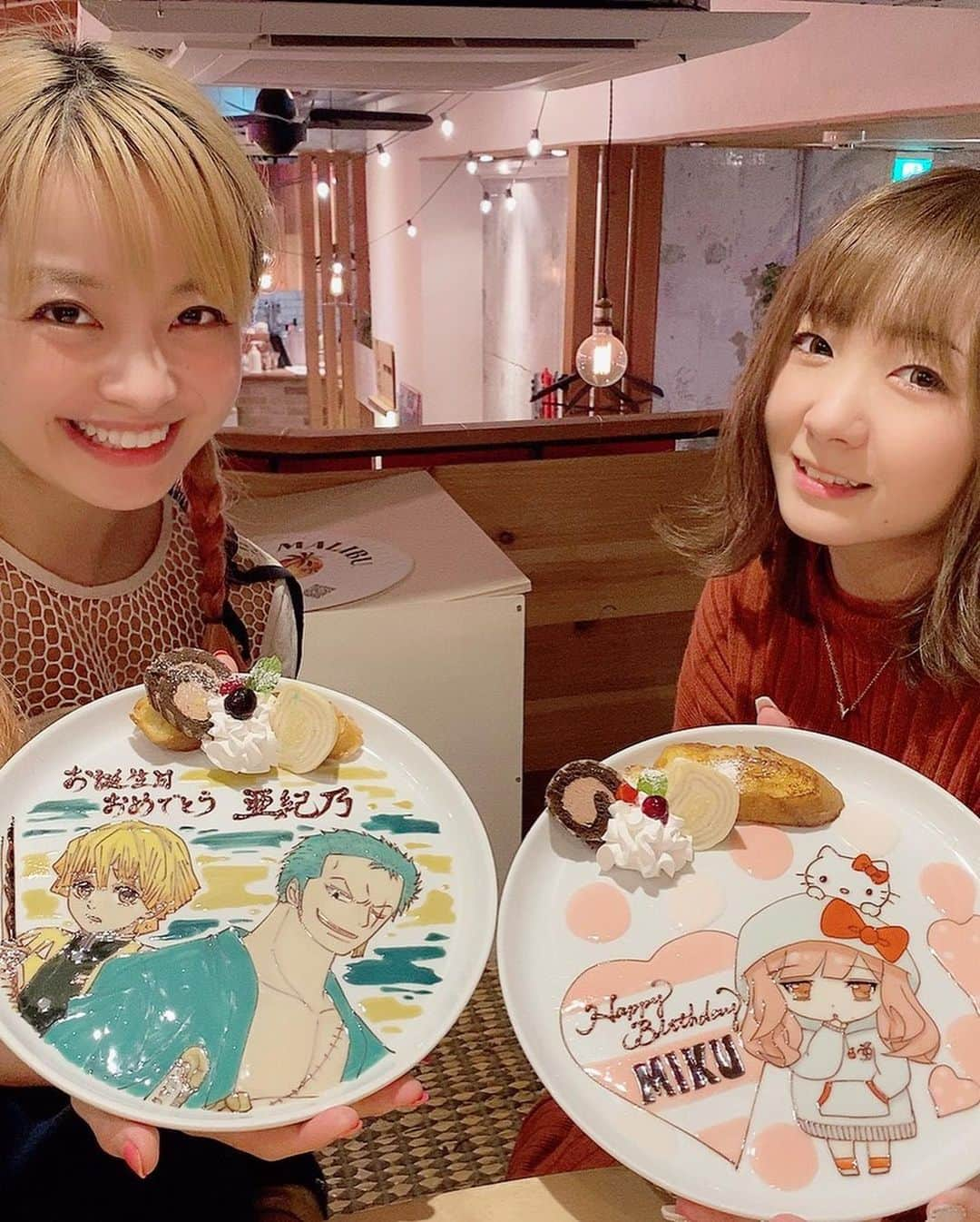 藤原亜紀乃さんのインスタグラム写真 - (藤原亜紀乃Instagram)「お誕生日のお祝いしてもらってきましたぁ❤❤  れれが、誕生日プレート書いてくれたよっ！  すんごく素敵な写真プレートっ！ ゾロはかっこよすぎるしっ 善逸はかわきすぎる  あっきぃはもうデレデレですぅ  れれと、みくの2人からお誕生日プレゼントも貰いました❤  2人とも大好きだわー❤ これからも、ずっと仲良しなわけですな٩(ˊᗜˋ*)و  #誕生日プレート #ゾロ #善逸 #お誕生日」10月12日 22時39分 - akitknn1023