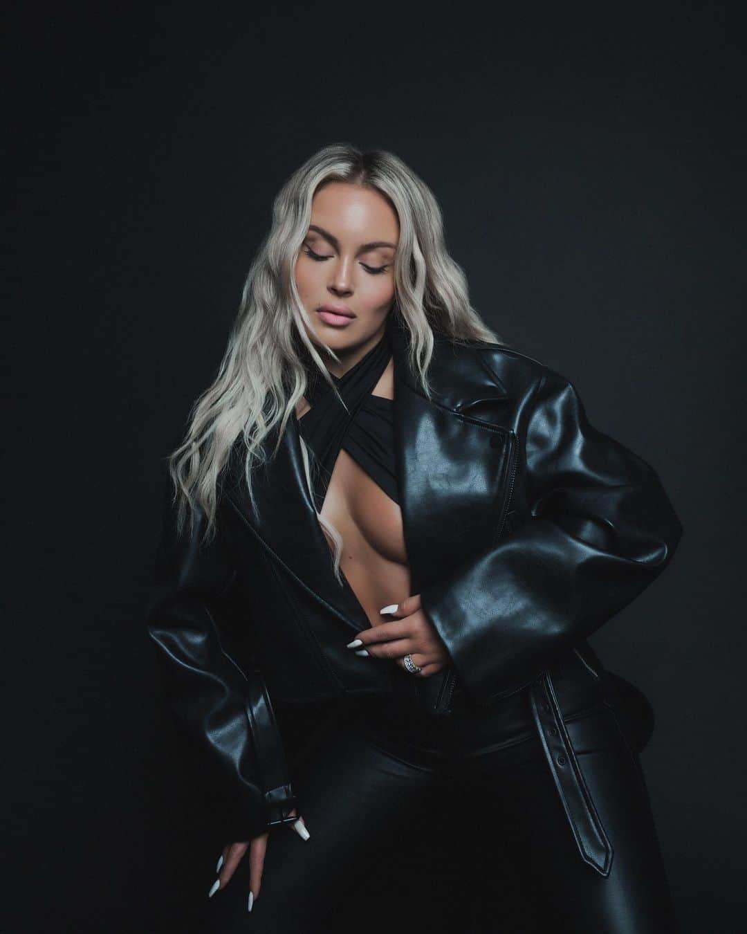 ファニー・リックマンのインスタグラム：「Playing around in the studio at @streetchicmedia 🖤🍂 📸  @norrlenningen」