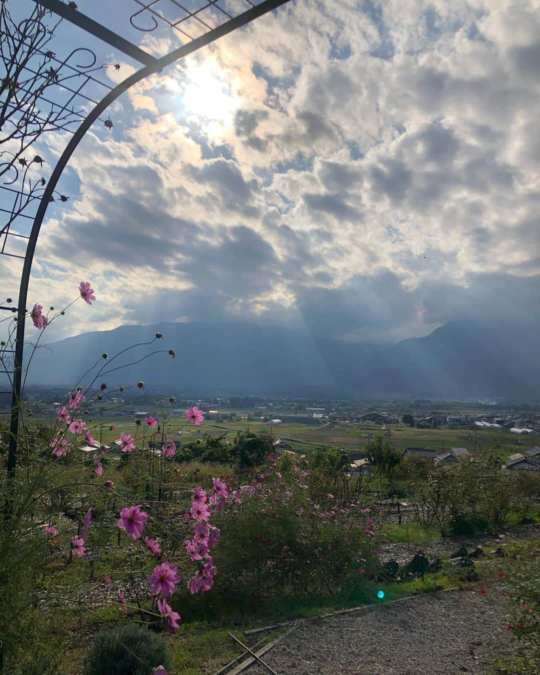 佐野碧さんのインスタグラム写真 - (佐野碧Instagram)「長野県立こども病院（安曇野市）に入通院している子どもに付き添う家族らが滞在できる施設「マザーハウス」の1周年記念のイベントに、ご縁を頂き参加させていただきました。 高山寺にて、人数制限がありながらも、地域の方々も沢山いらしていて、そのあたたかさに包まれる空間がありました。  イベンントでは、たくさんの出店があり、 私は、未だロックダウン中のネパール🇳🇵の物産展のお手伝いをさせていただきました。  それぞれのブースでは新しい交流が生まれ、 本堂からは音楽の音色が広がって、とても素敵なイベントでした。  改めてマザーハウス1周年おめでとうございます㊗️  夜は懇親会に参加させていただきました。 代表の茅房 栄美さんともお話させていただきました。 茅房さんの娘さんが生まれながらに心臓病であり、その時に感じた、どうにかなりそうな怖い気持ちや不安な気持ち… そして、だからこそ今出来ることをしてる、その想いをお話してくださりました。  娘さんとは私もあそんでいましたが、正直全く心臓病だということには気づかないほどです。 そんな話を私がしたら、それはありがたいことでもあり、見えないからこそ理解してもらえないことでもあるとのことでした。  彼女は、良い悪いでなく、寄り添う気持ちと、沢山の経験をしたからこそ、笑顔をなによりも誰よりも大好きだと感じるその姿はとても輝いていて、周りを明るくしてくれる方でした✨  #マザーハウス　#長野　#安曇野　#豊科　#高山寺　#マルシェ　#チャリティ　#憩い　#交流　#ぬくもり　#景色　#nature  #earth #お寺　#山  #mountains  #mountain  #北アルプス　#バラ園　#お花　#flower #flowers #flowerstagram  #temple #aoisano #空が好きな人と繋がりたい  #映像クリエーターと繋がりたい　#自然が好き」10月12日 22時40分 - aoi_sano