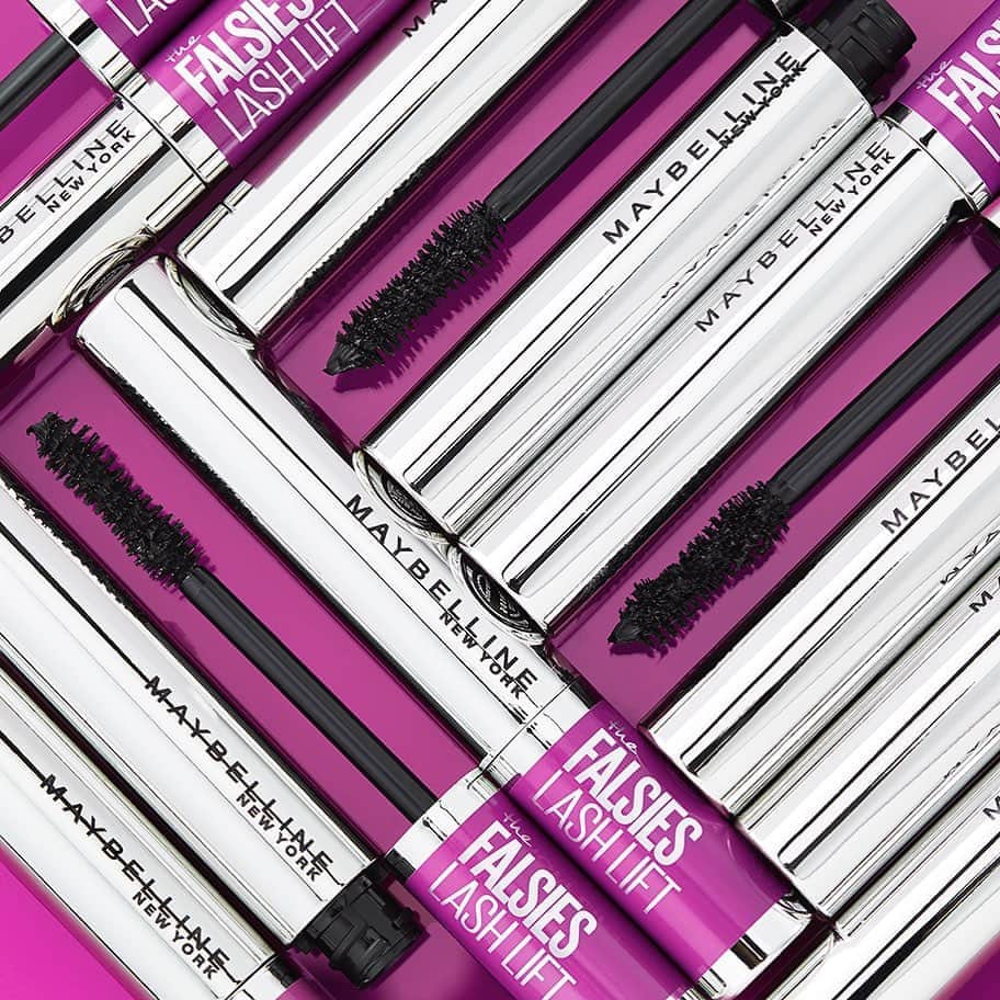 Maybelline New Yorkさんのインスタグラム写真 - (Maybelline New YorkInstagram)「Get long lashes that don’t fall with our #falsieslashlift mascara! This double curved brush grabs your lashes from root to tip for salon result without the price or hassle.🙅‍♀️ Tap to shop!」10月12日 22時40分 - maybelline