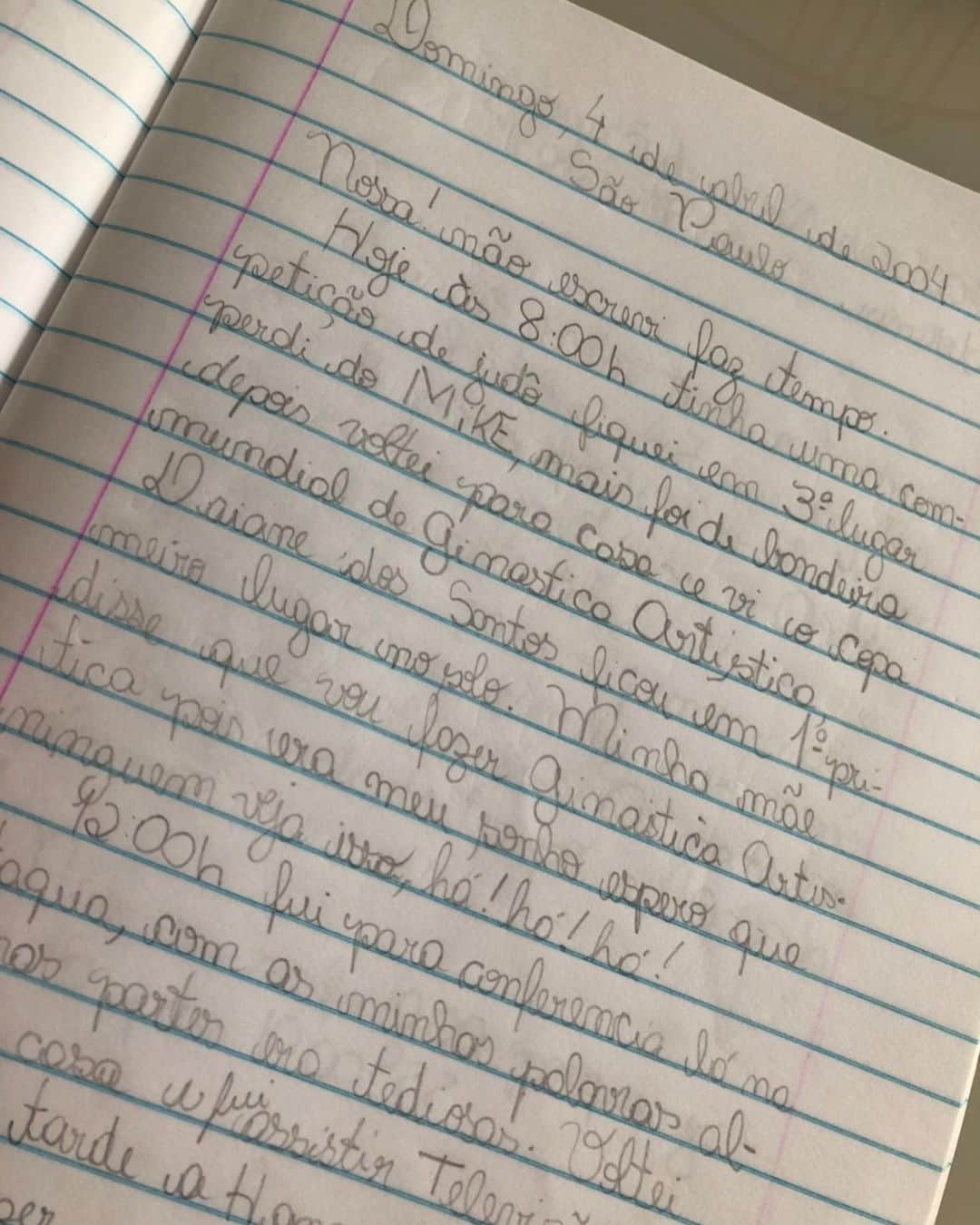 アルトゥール・オヤカワ・マリアノのインスタグラム：「Quero compartilhar algo pessoal neste dia das crianças.  Como muitos já sabem, sempre fui a pessoa dos “post-its” mas isso começou lá atrás em 2004, quando eu era criança escrevia em um DIÁRIO 🙈 (Diário de Nono 😅). Revirando a bagunça aqui de casa achei esse diário. E nele eu escrevi na época algo que nunca imaginaria, mas que sim, mostra o quanto era/sou/sempre serei esse menino adulto sonhador... Meu sonho era fazer Ginástica. Meu sonho era conhecer a Daiane dos Santos, meu sonho era parar de apanhar do meu irmão (como digo no meu diário) 😂 😂 , meu sonho é nunca parar de sonhar. Nono kiança 2004 cresceu e foi acreditando em todo momento que tudo aquilo que ele escrevia podia se tornar realidade! Desejo que todas as crianças tenham acesso à educação, ao esporte e a cultura. E que que sonhem e encontrem a felicidade em suas profissões e escolhas.   Feliz dia das crianças 👶🏼 boa semana!  . . . #goNory #dreams #criança #sonhos #athlete #olympics」