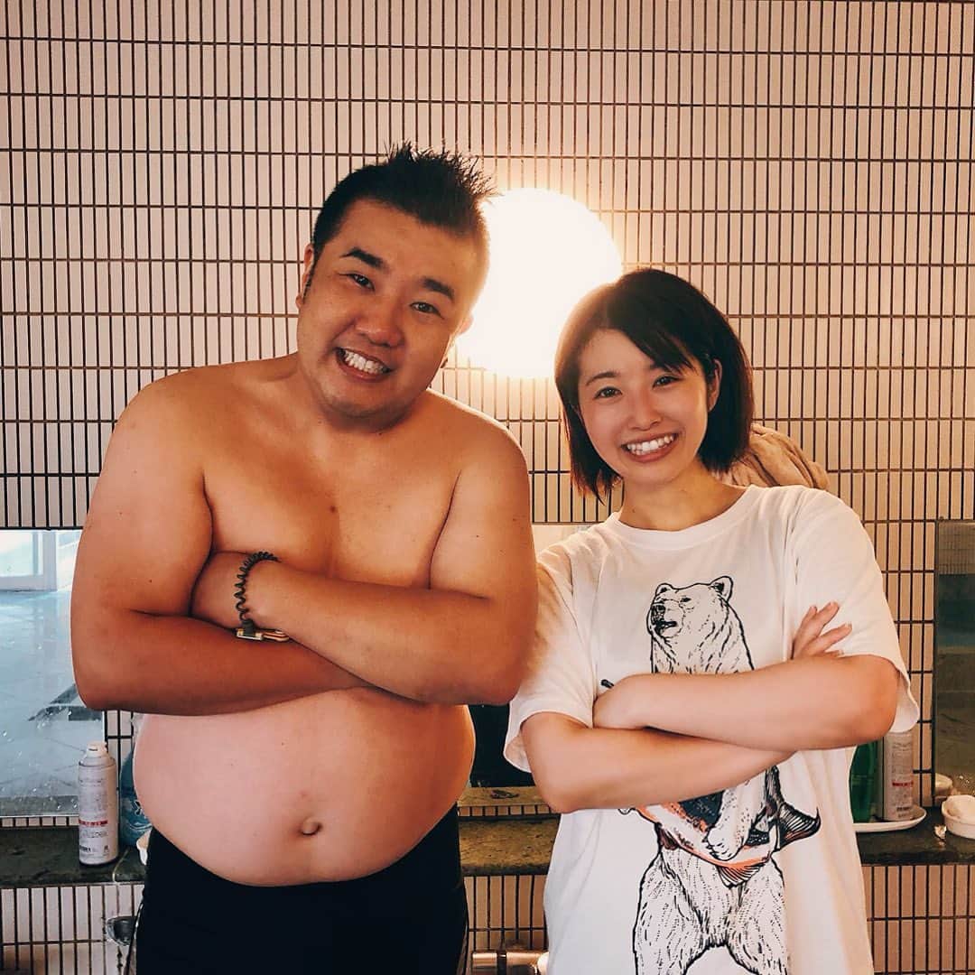 鮭山未菜美のインスタグラム：「本日も北欧でアウフグース。  なんとなんと芸人のなかでもトップサウナーで有名なインパルス堤下さんに扇がせてもらいましたー👏🏻👏🏻👏🏻 超絶楽しかった！！！！  ちょこっと動画撮っていただけたのでみんな堤下さんのYouTubeチャンネル登録してくださーい🙌  堤下さん！！ 是非コラボよろしくお願いしマス🐟💕  今日も終始めっちゃ楽しくて、色んなサウナ関係の方々と出会いこれからの活動などお話しました！ なんか楽しいことできそうな予感🤤  わくわくが止まらねー🥰🥰」