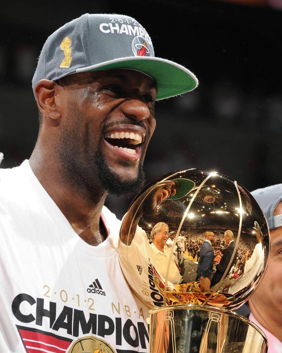 のインスタグラム：「Four times @nba champion with 3 different teams 👏🏿  Respect King 👑 #Nba #Lakers #LebronJames #KingJames」