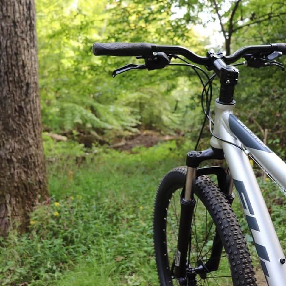 Fuji Bikesさんのインスタグラム写真 - (Fuji BikesInstagram)「Ready to dip your toe into adventure? The Fuji Adventure is the perfect entry-level mountain bike to bring you off the road and on to the trails. Learn more at the link in our bio. #mountainbike #monday #beginner #mondayvibes」10月12日 22時52分 - fujibikes