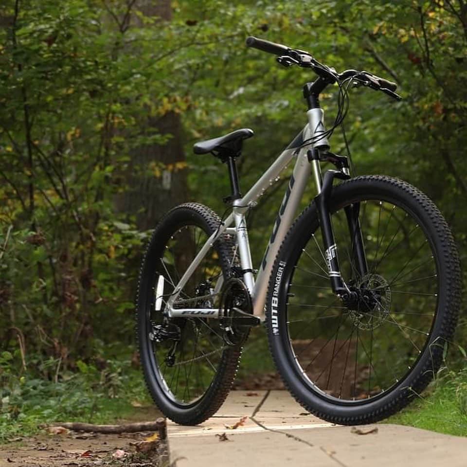 Fuji Bikesさんのインスタグラム写真 - (Fuji BikesInstagram)「Ready to dip your toe into adventure? The Fuji Adventure is the perfect entry-level mountain bike to bring you off the road and on to the trails. Learn more at the link in our bio. #mountainbike #monday #beginner #mondayvibes」10月12日 22時52分 - fujibikes