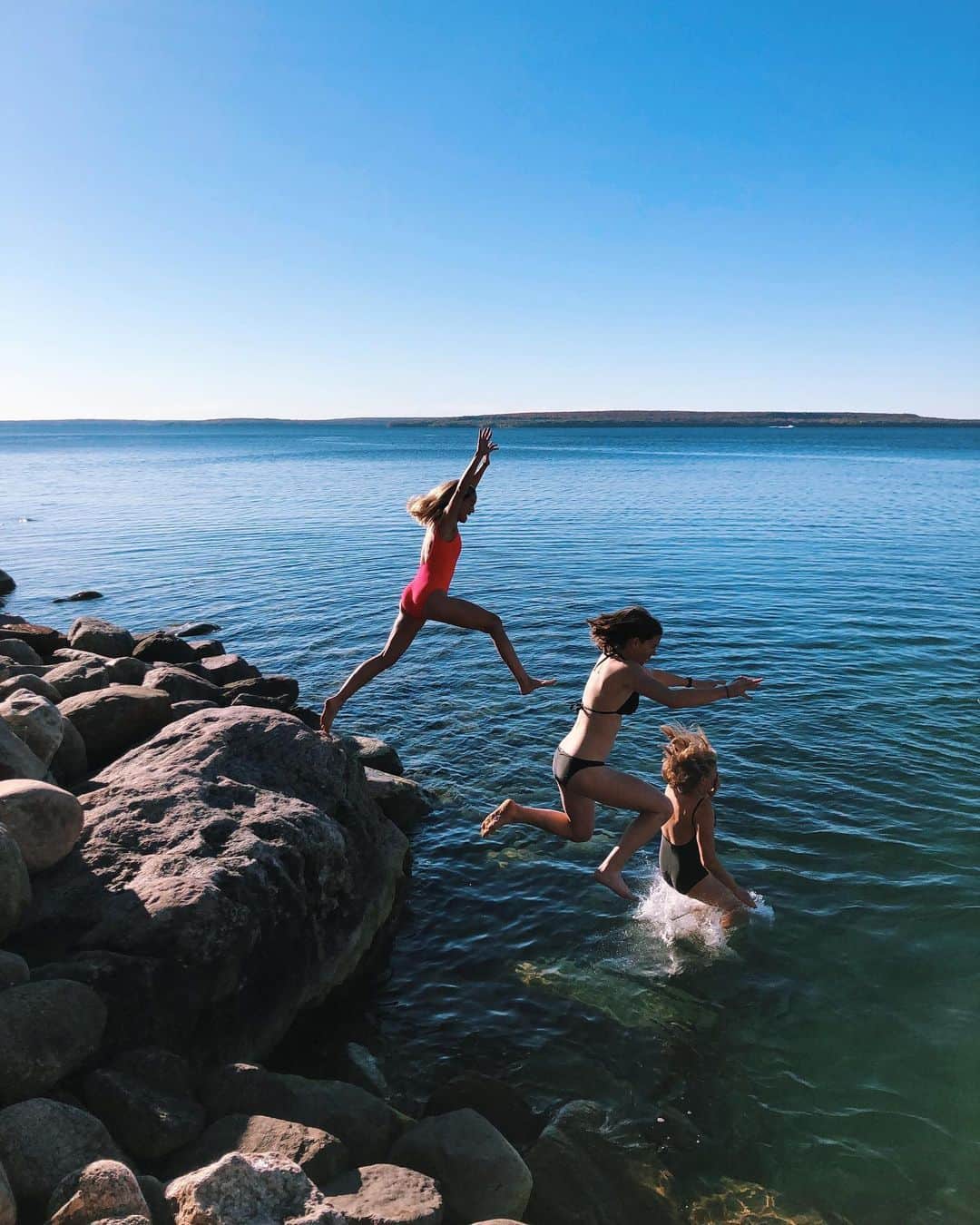 レイチェル・スカーステンのインスタグラム：「Not to be outdone by my 69 year old Mum, I felt compelled to jump in to 11 degree water for a Polar Bear swim AND IT WAS AWESOME.」