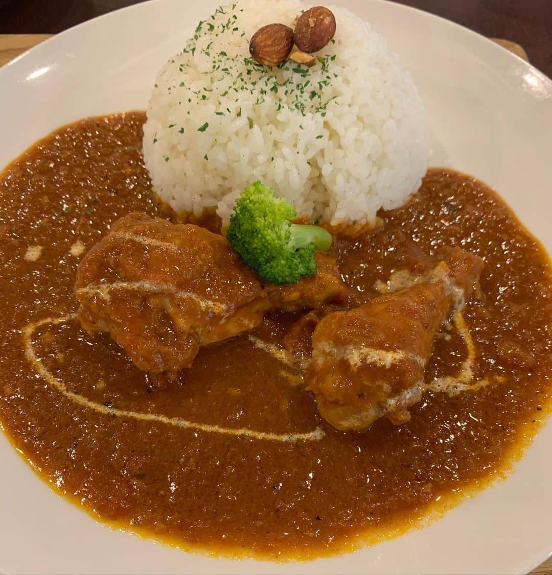 小田島沙知（かぎしっぽ）のインスタグラム：「ようやく10枚揃ったので飯テロ！！！ カレー、肉、ラーメン、、、、、 最高！！  #かぎしっぽさち #カレー #ラーメン #肉 #大好き #飯テロ」