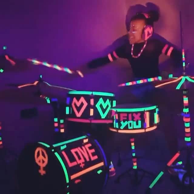 Coldplayのインスタグラム：「This put a HUGE smile on my face, @nandi_bushell 😊 Absolutely brilliant. Love WC X」