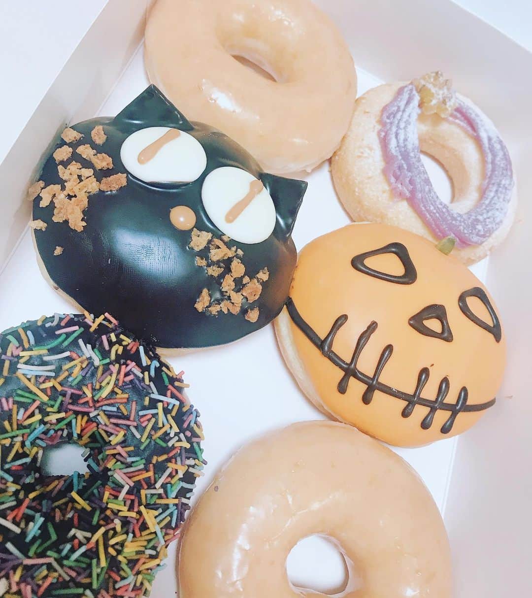諏訪彩花のインスタグラム：「#クリスピードーナツ さいきんハマってます🍩♡♡♡ ２日に分けてたべよう^ - ^」